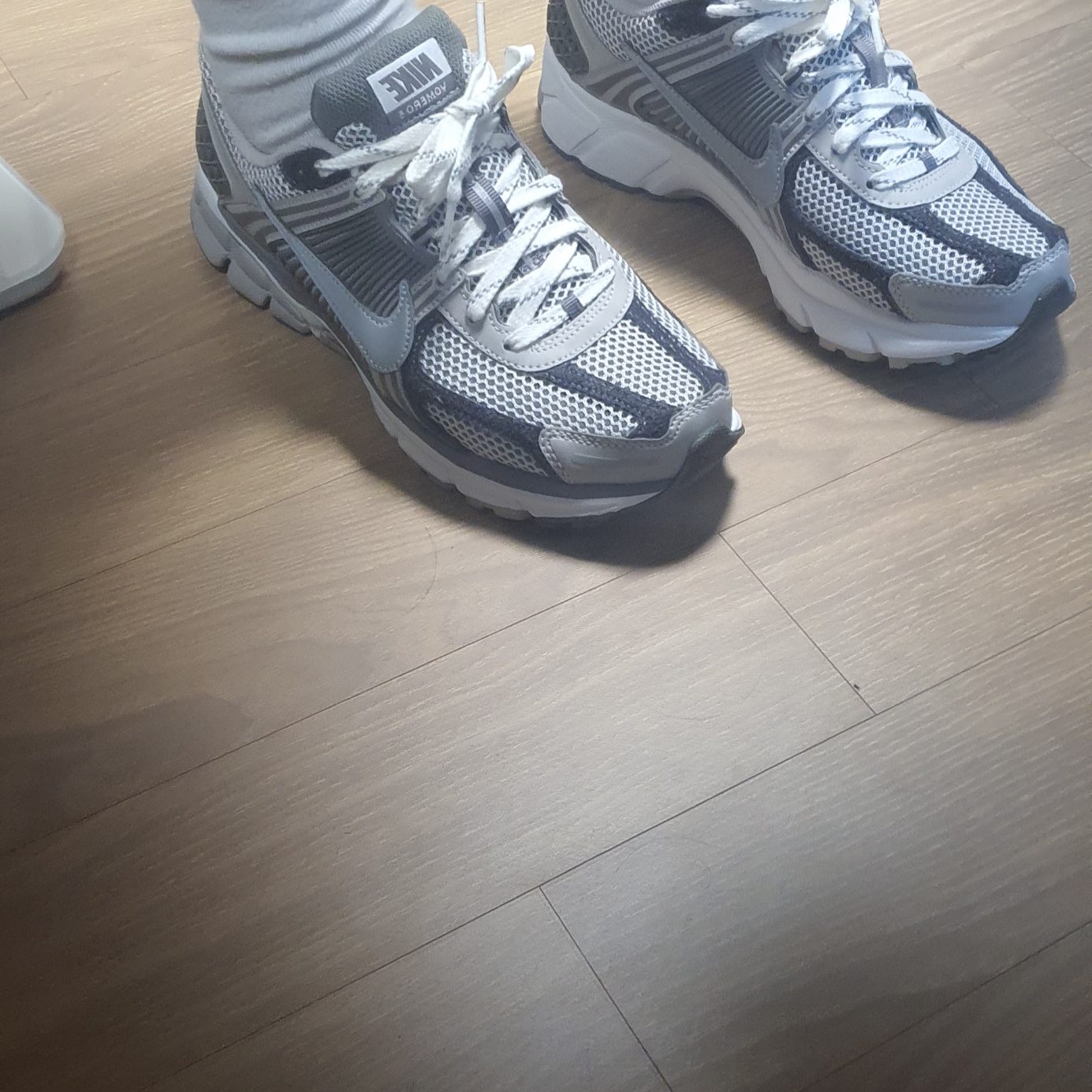 Nike Zoom Vomero 5 PRM Light Iron Ore and Flat Fewter 착용 스타일