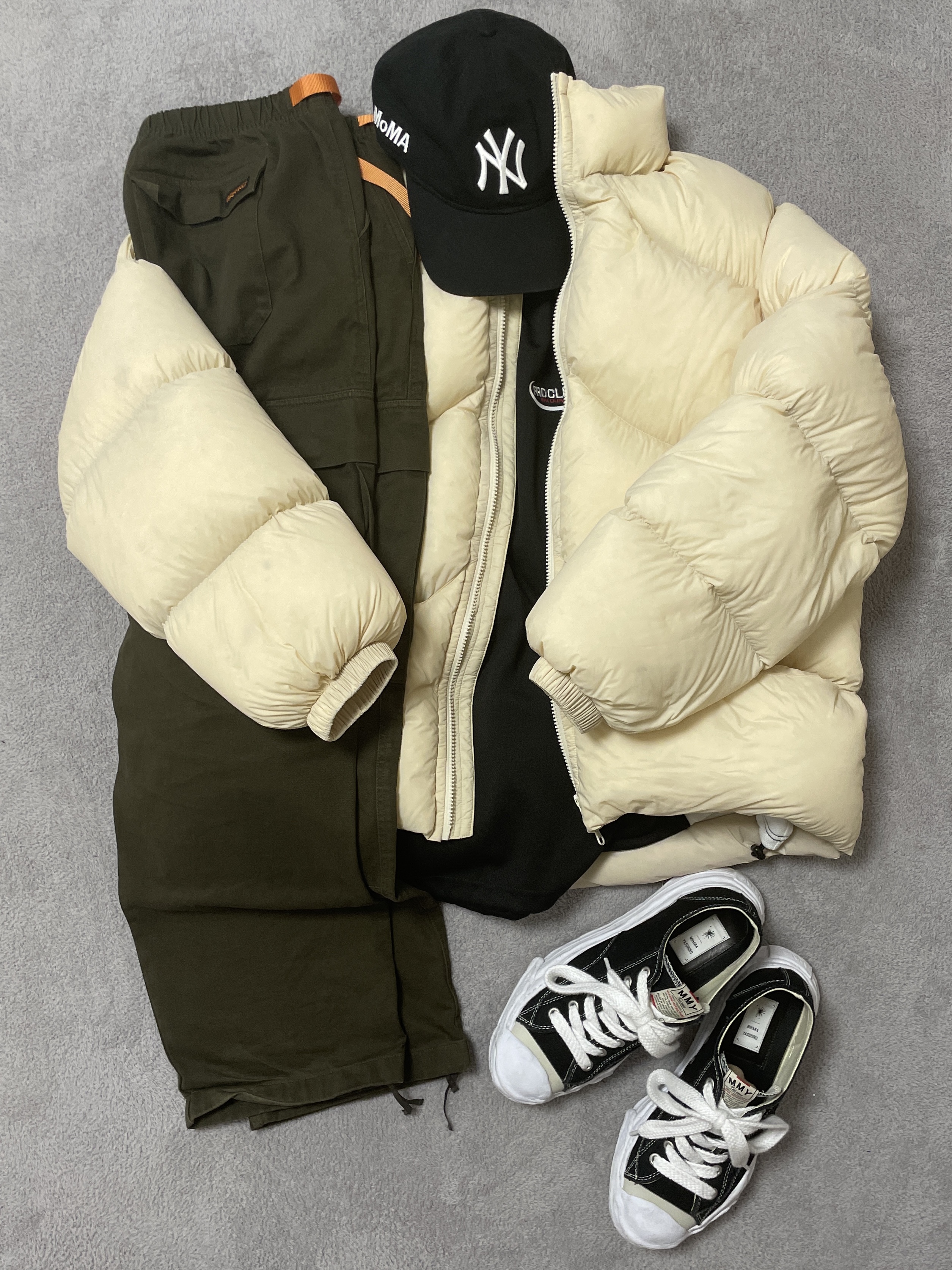 Maison Mihara Yasuhiro Hank OG Sole Canvas Low-top Sneakers Black, New Era x MoMA New York Yankees Cap Black 착용 스타일 - 3