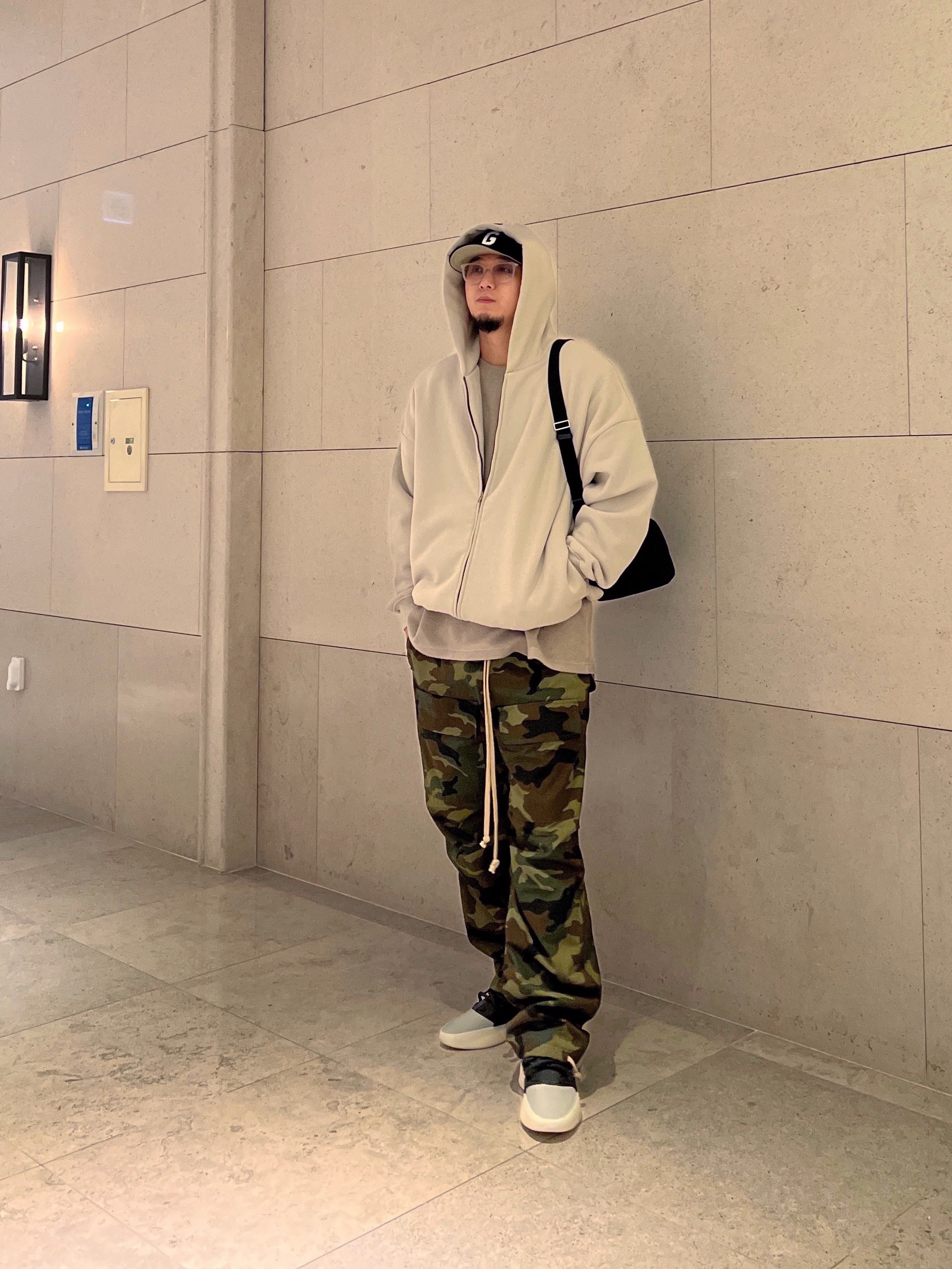 Adidas x Fear of God Athletics I Basketball Carbon Sesame, The Row Slouchy Banana Two Bag in Nylon Dark Navy 착용 스타일