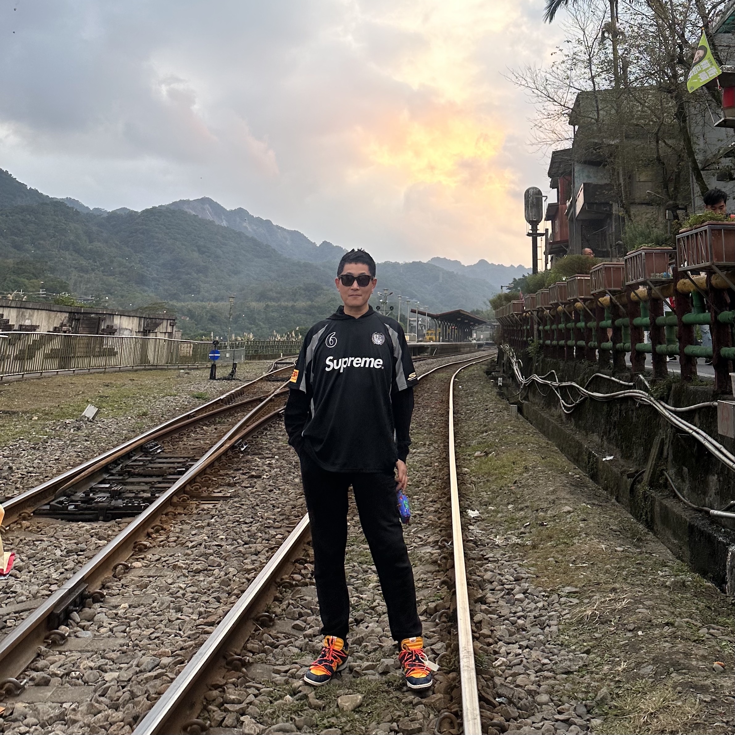 Supreme Hooded Soccer Jersey Black - 23FW, Nike x Off-White Dunk Low University Gold Midnight Navy 착용 스타일