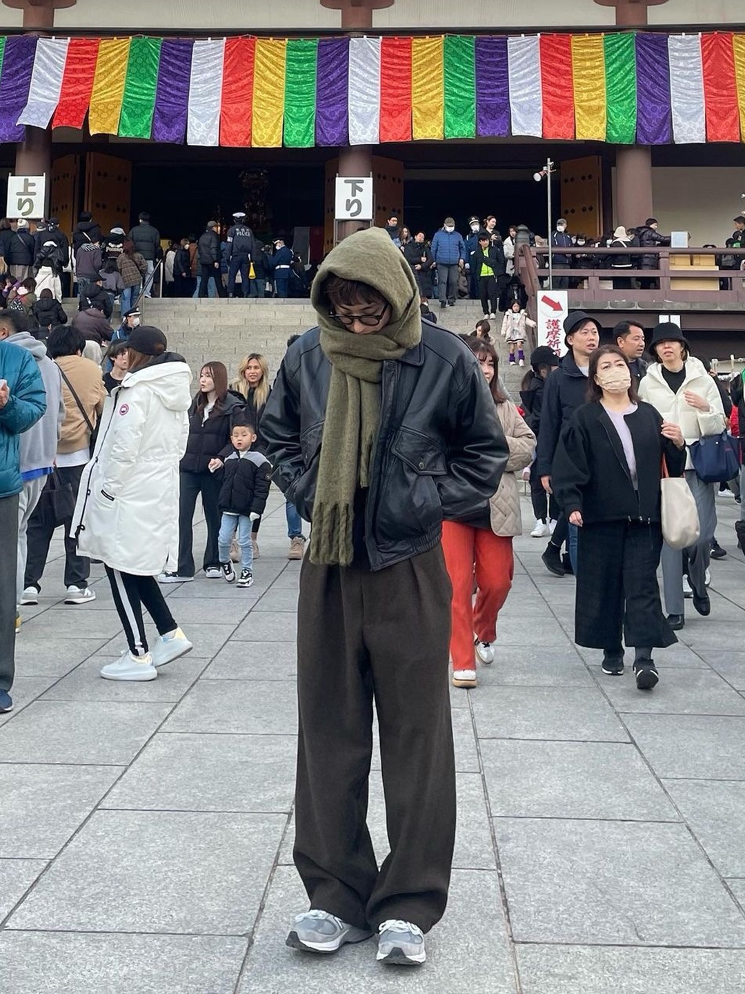Acne Studios Wool Fringe Muffler Olive Green, Burberry Classic Check Cashmere Muffler Navy 착용 스타일 - 2