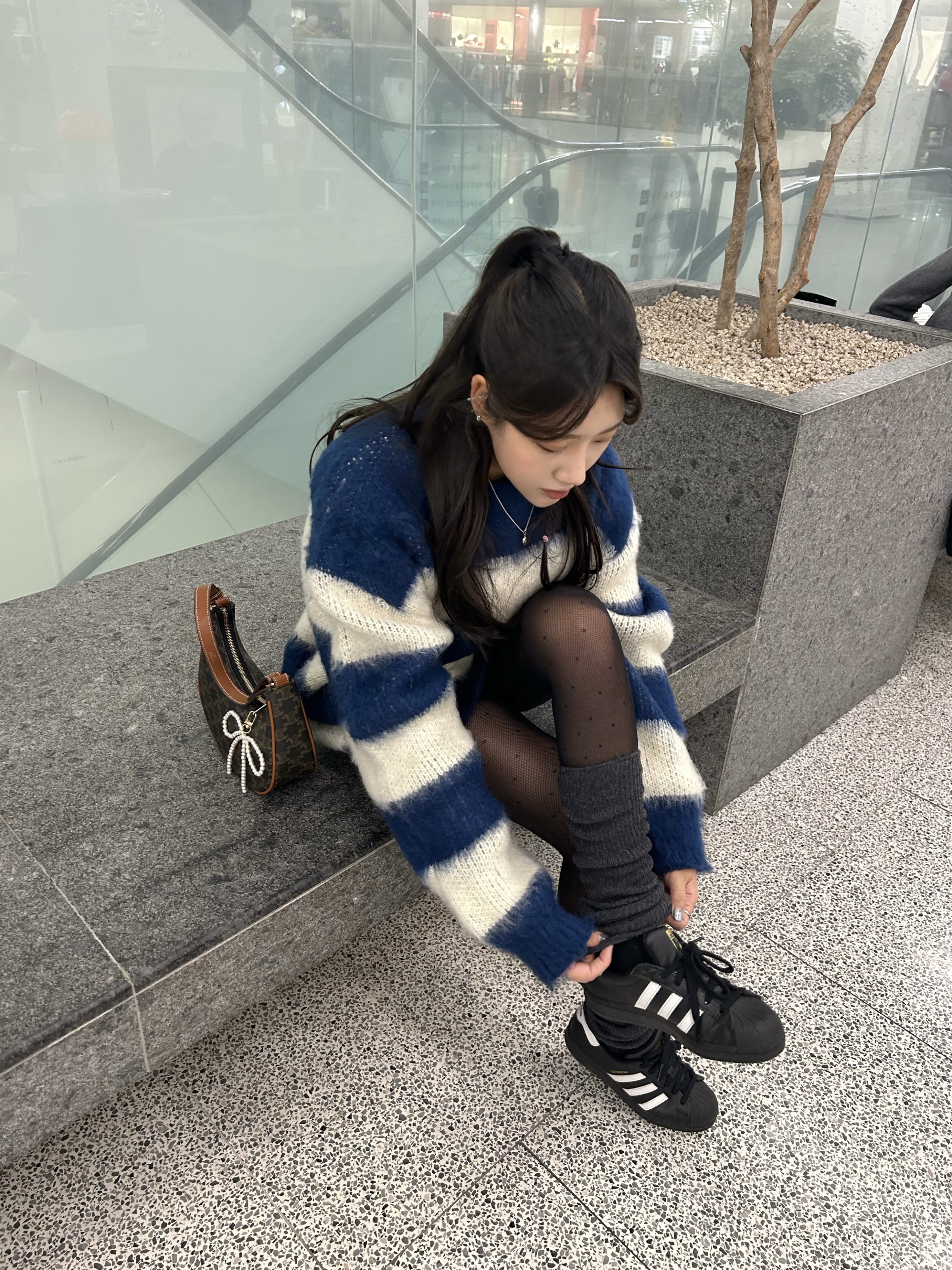 Adidas Superstar Core Black White 착용 스타일 - 4