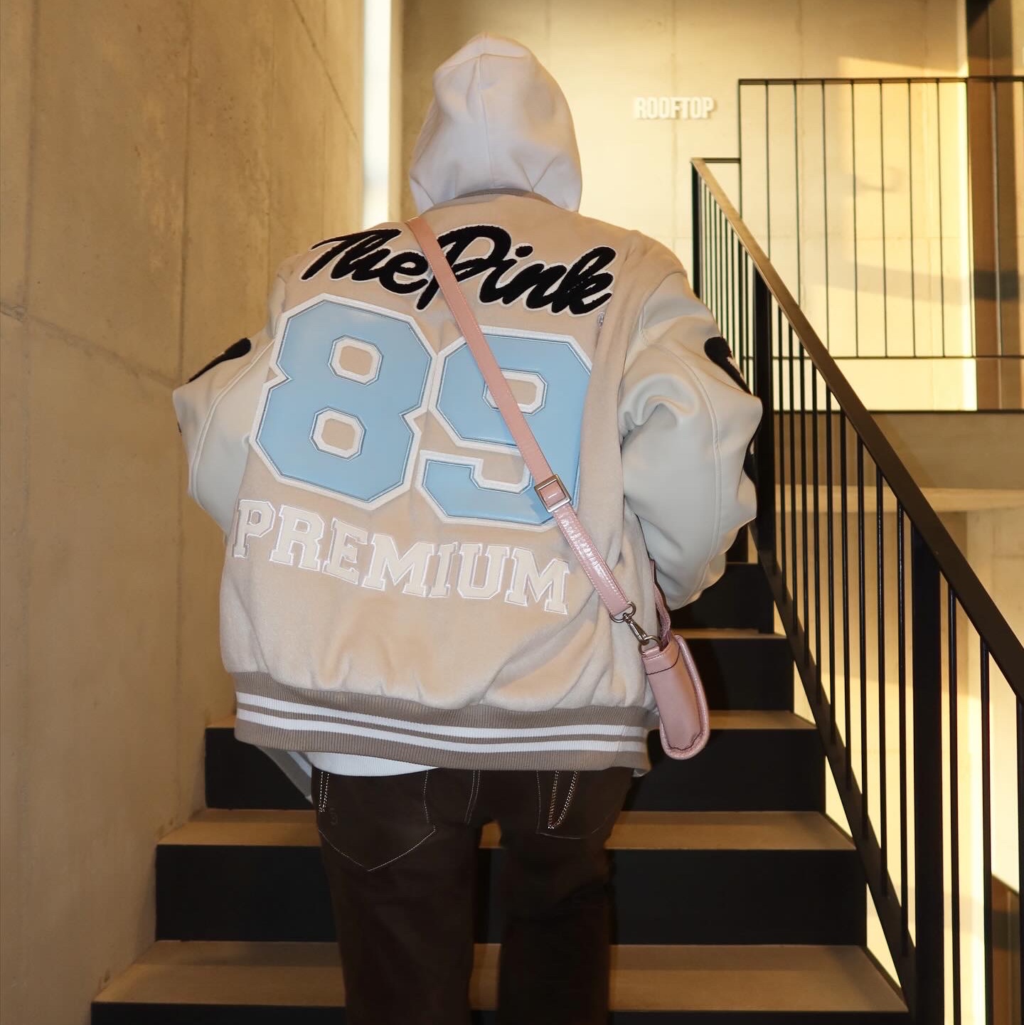 Vandy The Pink Racing Varsity Jacket Natural 착용 스타일