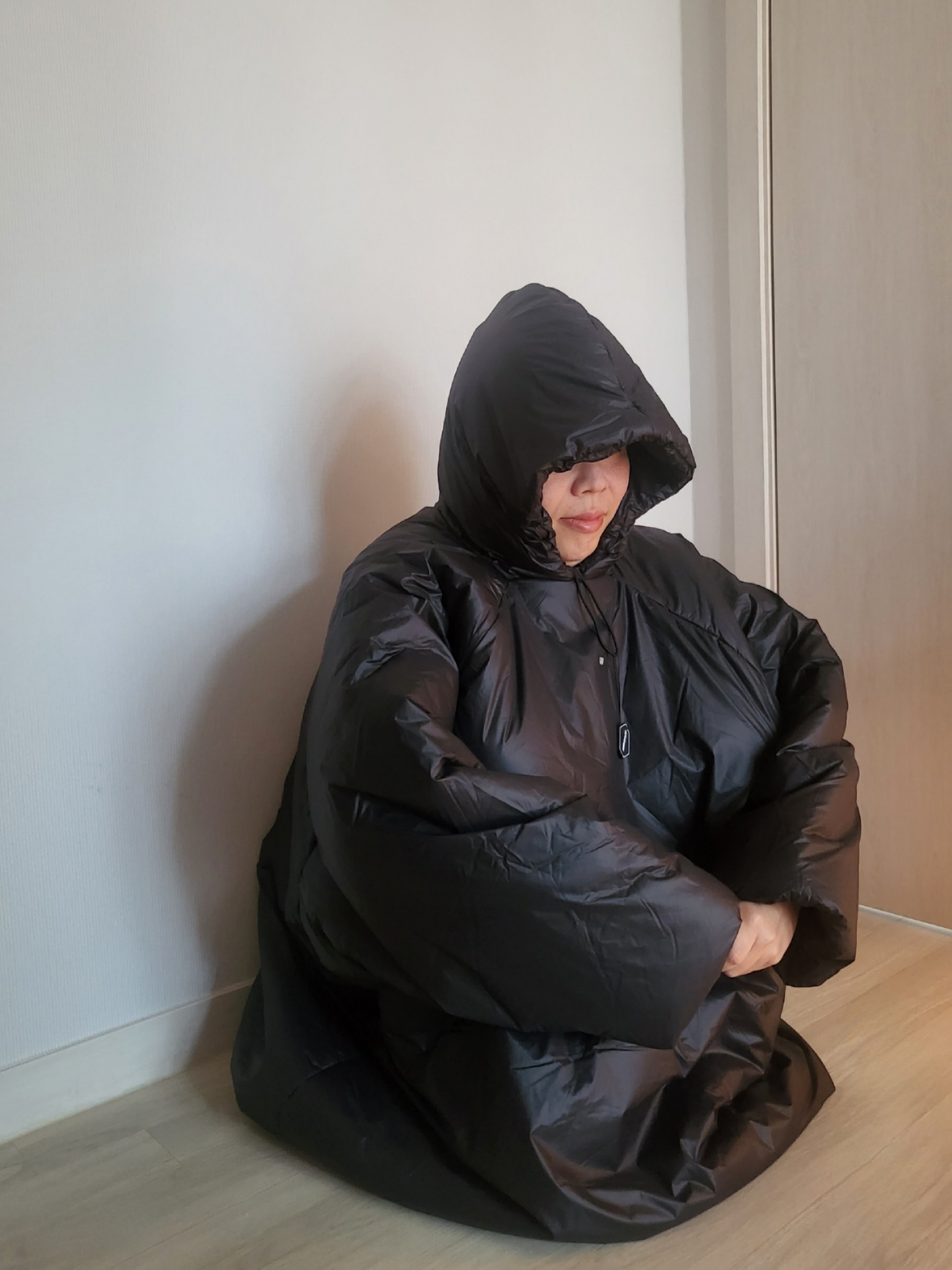 Yeezy Gap Engineered By Balenciaga T-Cut Puffer Parka Black 착용 스타일 - 3