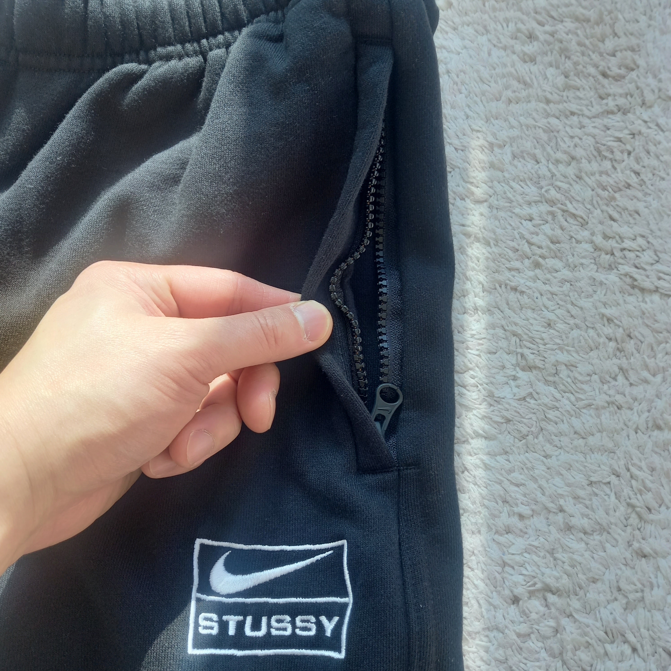 Nike x Stussy Washed Fleece Pants Black (FN5235-010) 착용 스타일 - 1