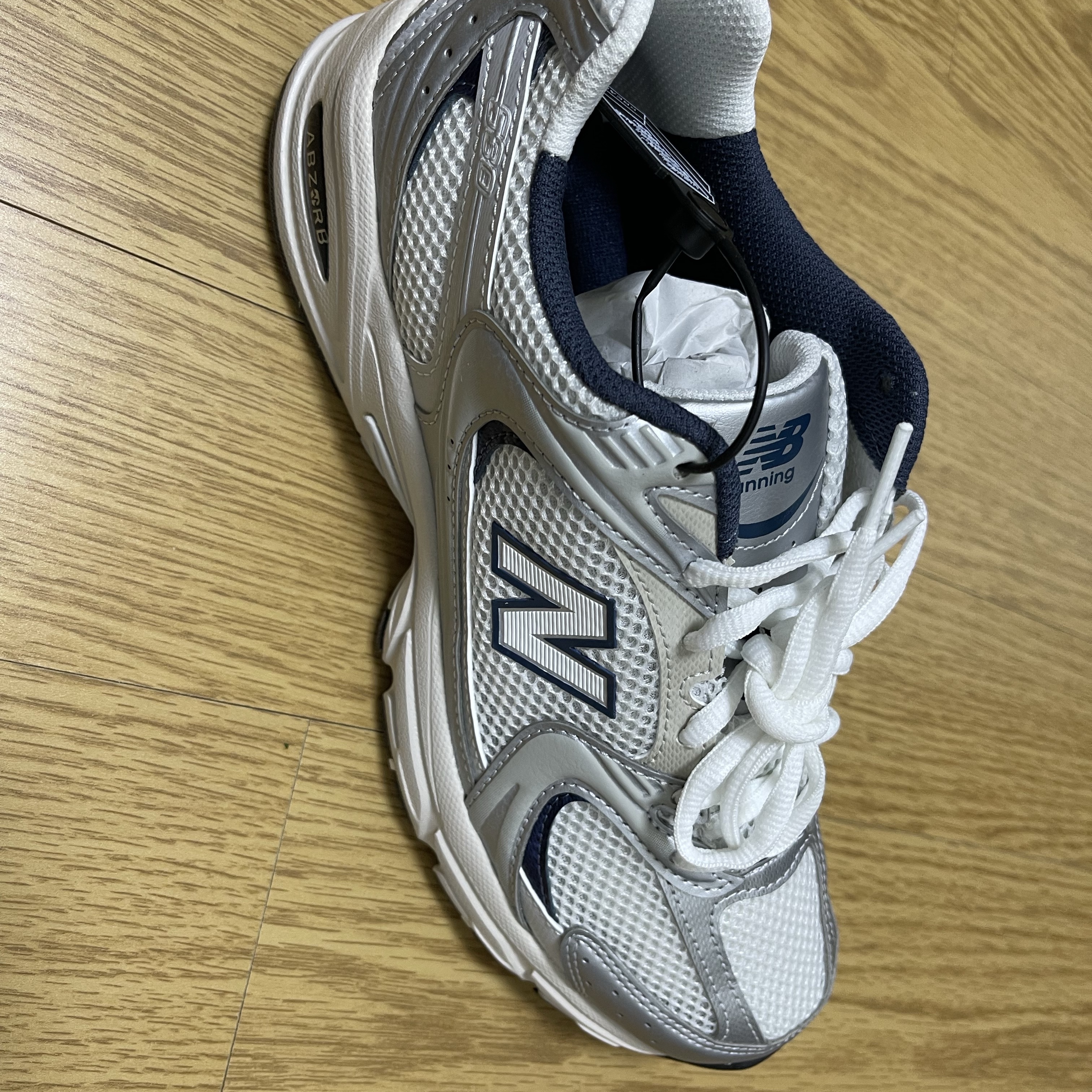 New Balance 530 Steel Grey 착용 스타일 - 1
