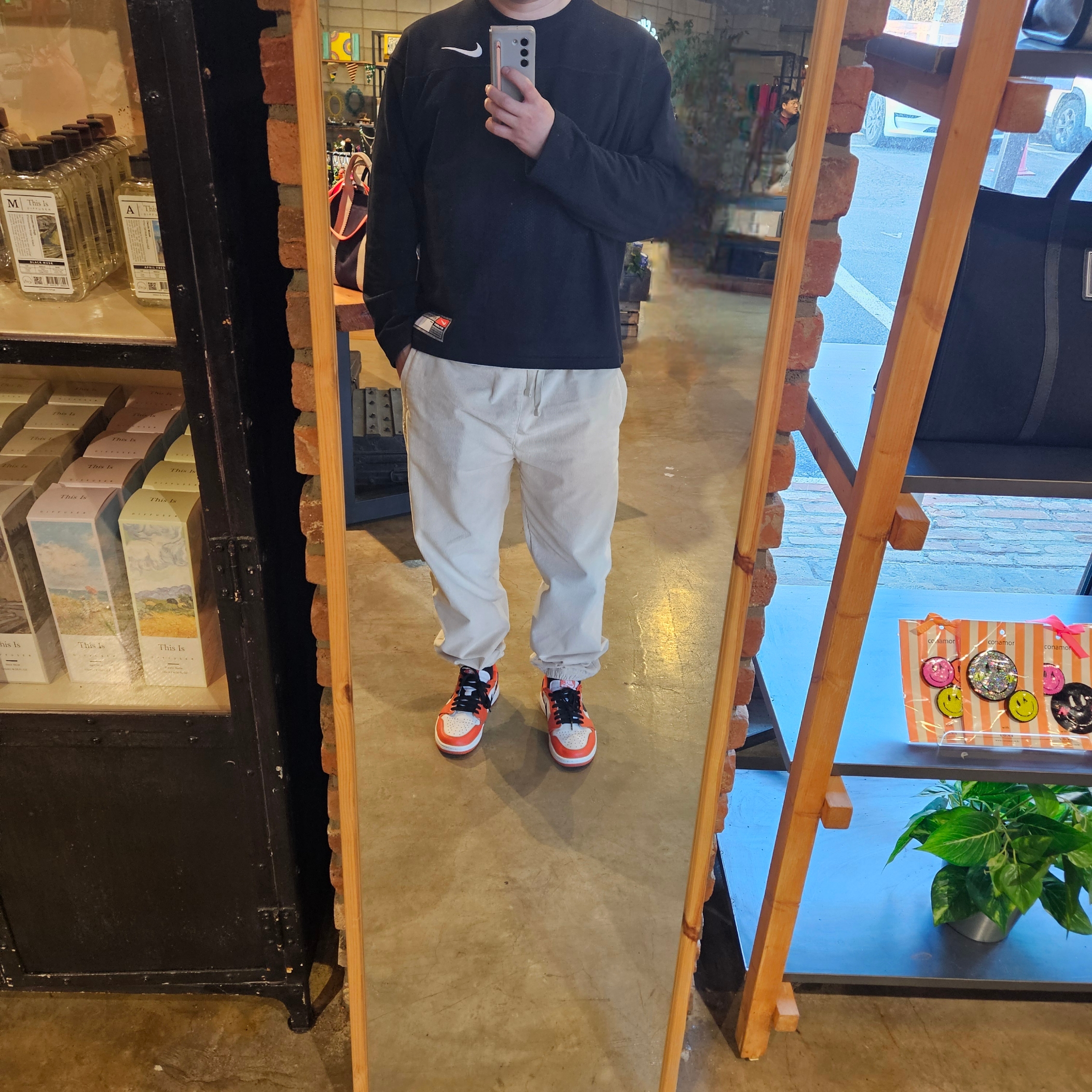 Nike x Stussy Long Sleeve Top Black (FJ9164-010), Jordan 1 Retro High OG Black Mocha 착용 스타일 - 2