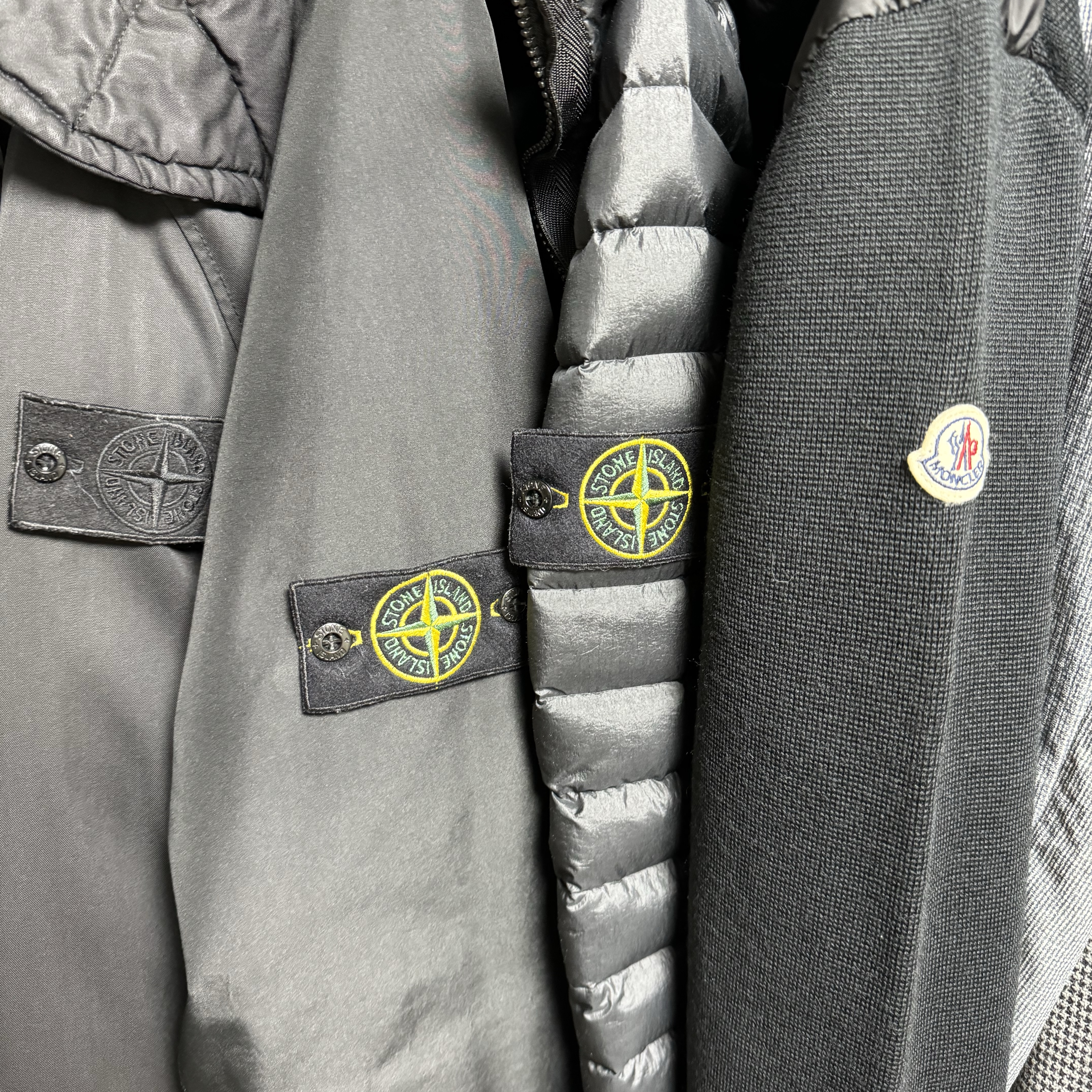 Stone Island 40324 Packable Loom Woven Chambers R-Nylon Down-TC Jacket Black - 23FW, Stone Island 41926 3L Gore-Tex Hooded Down Jacket Black - 22FW 착용 스타일 - 1