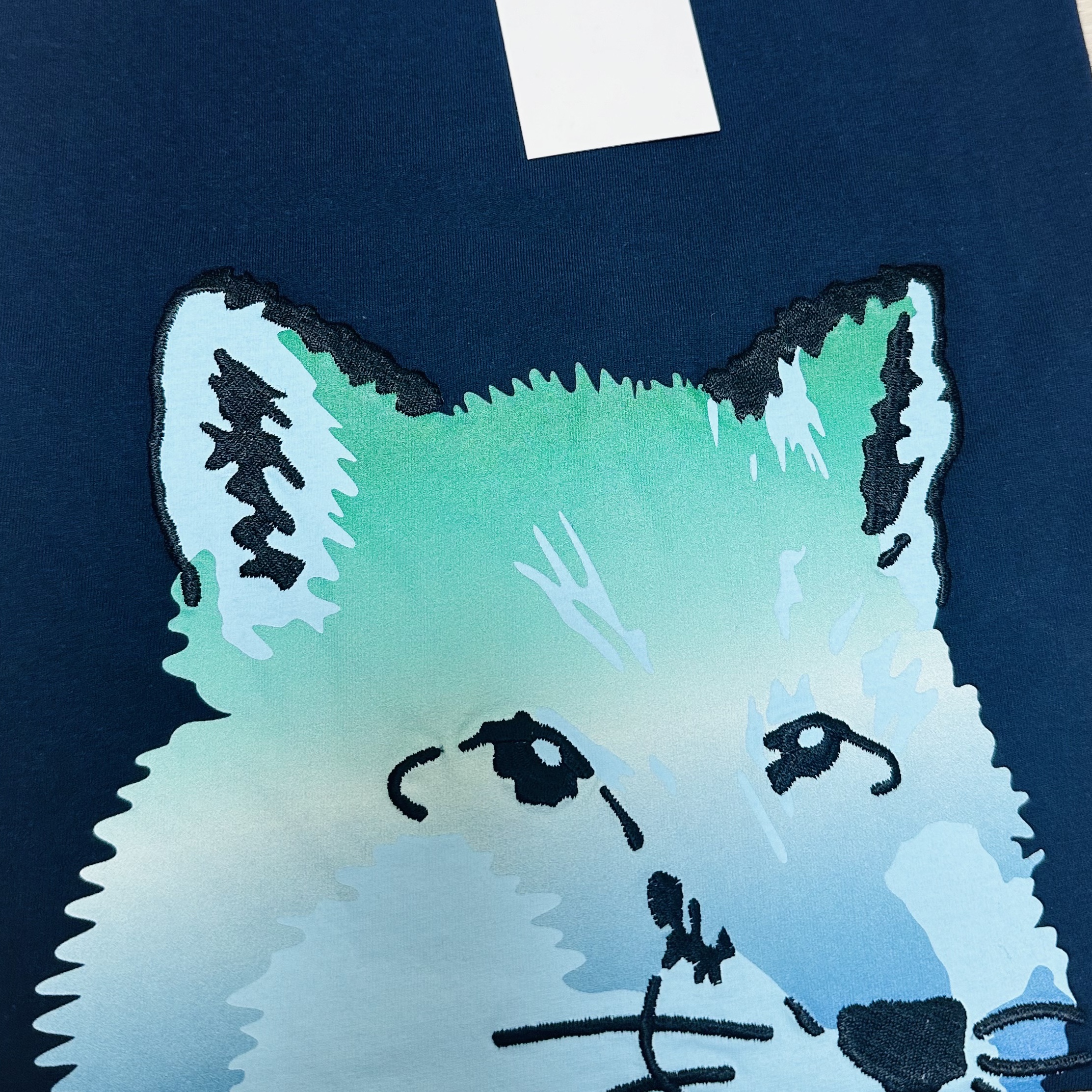 Maison Kitsune Vibrant Fox Head Easy T-Shirt Navy 착용 스타일