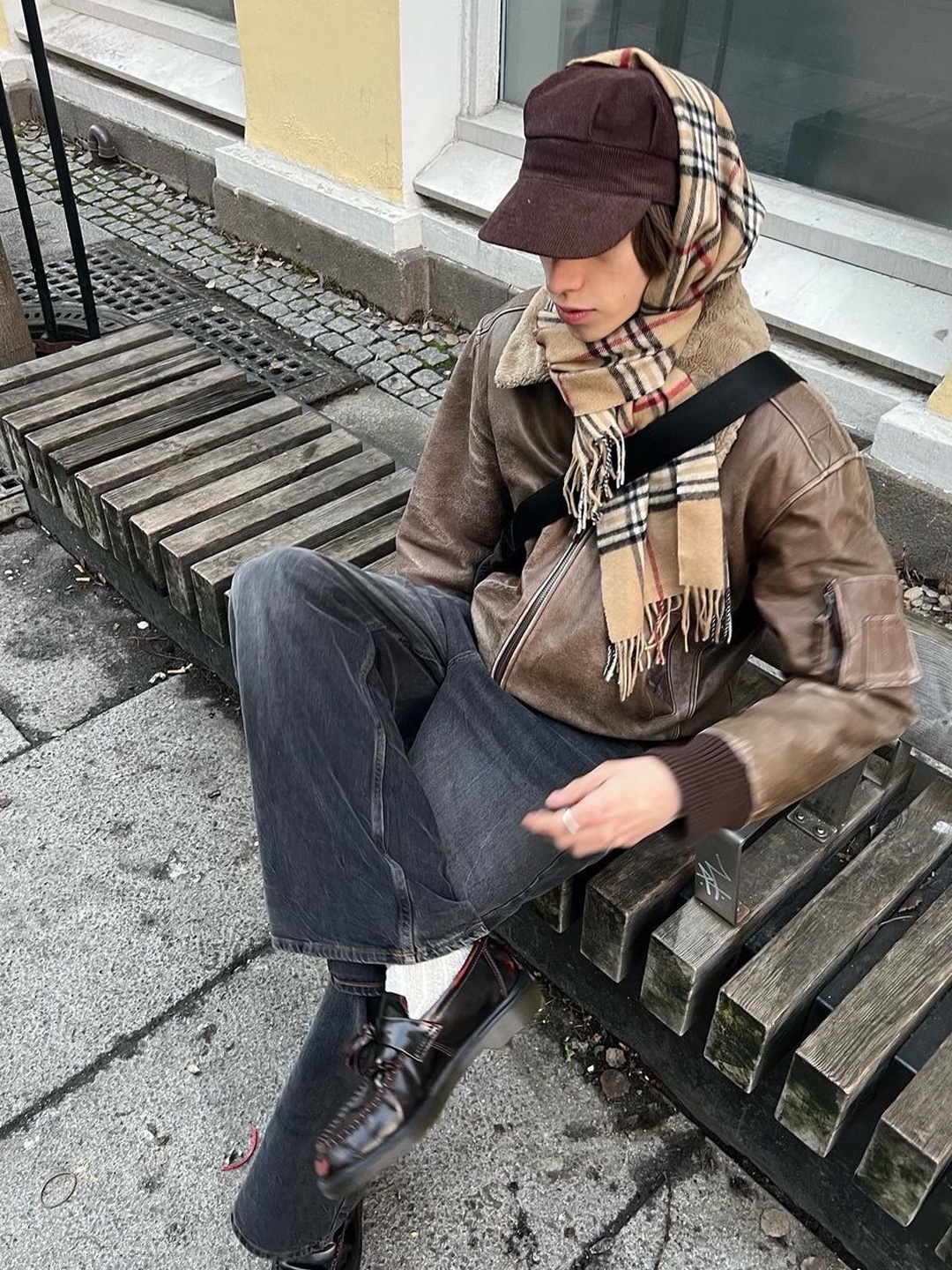 Acne Studios Wool Fringe Muffler Olive Green, Burberry Classic Check Cashmere Muffler Navy 착용 스타일 - 6
