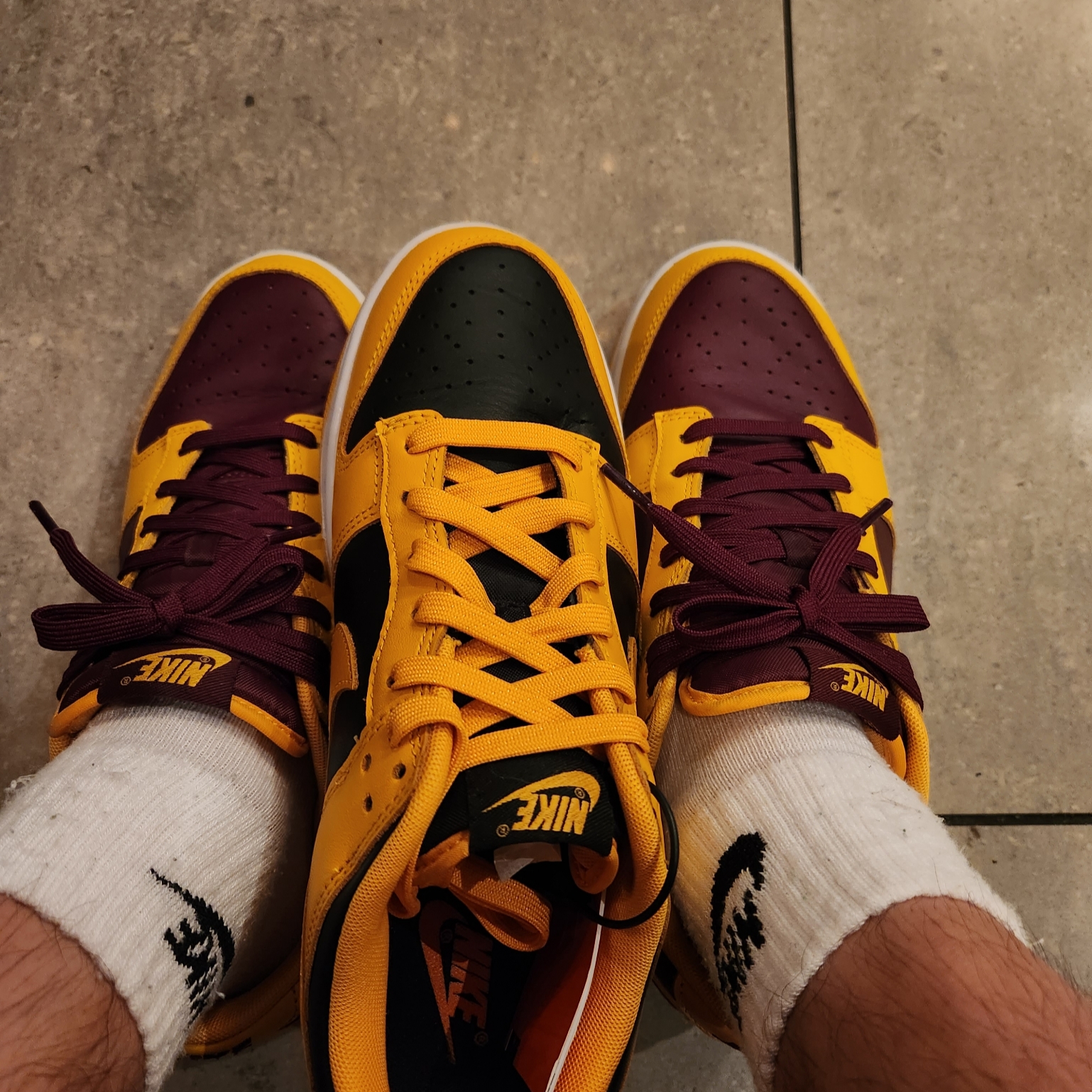 Nike Dunk Low Retro University Gold and Deep Maroon, Nike Dunk Low Retro Championship Goldenrod 착용 스타일