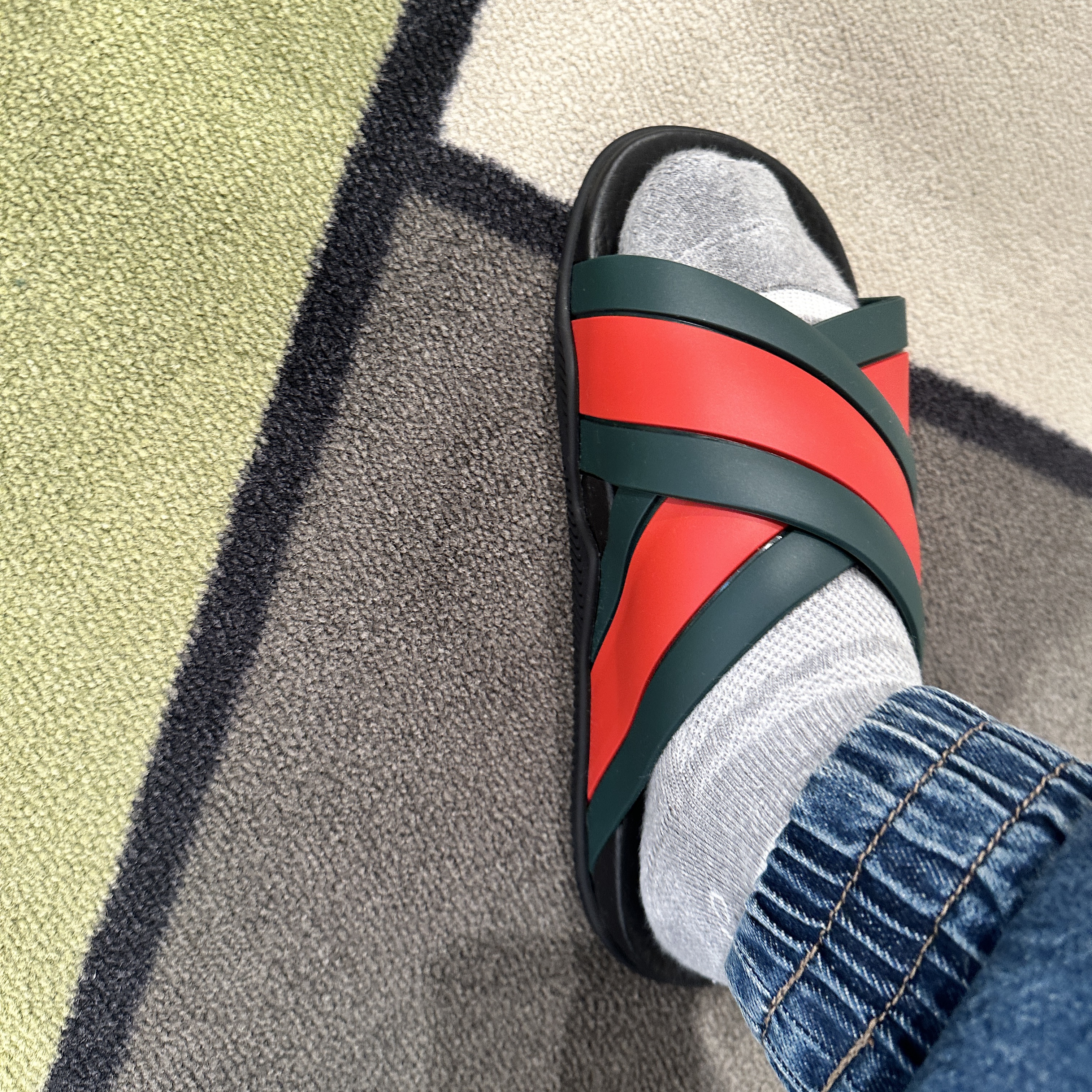 Gucci Web Rubber Slide Green Red 착용 스타일 - 9