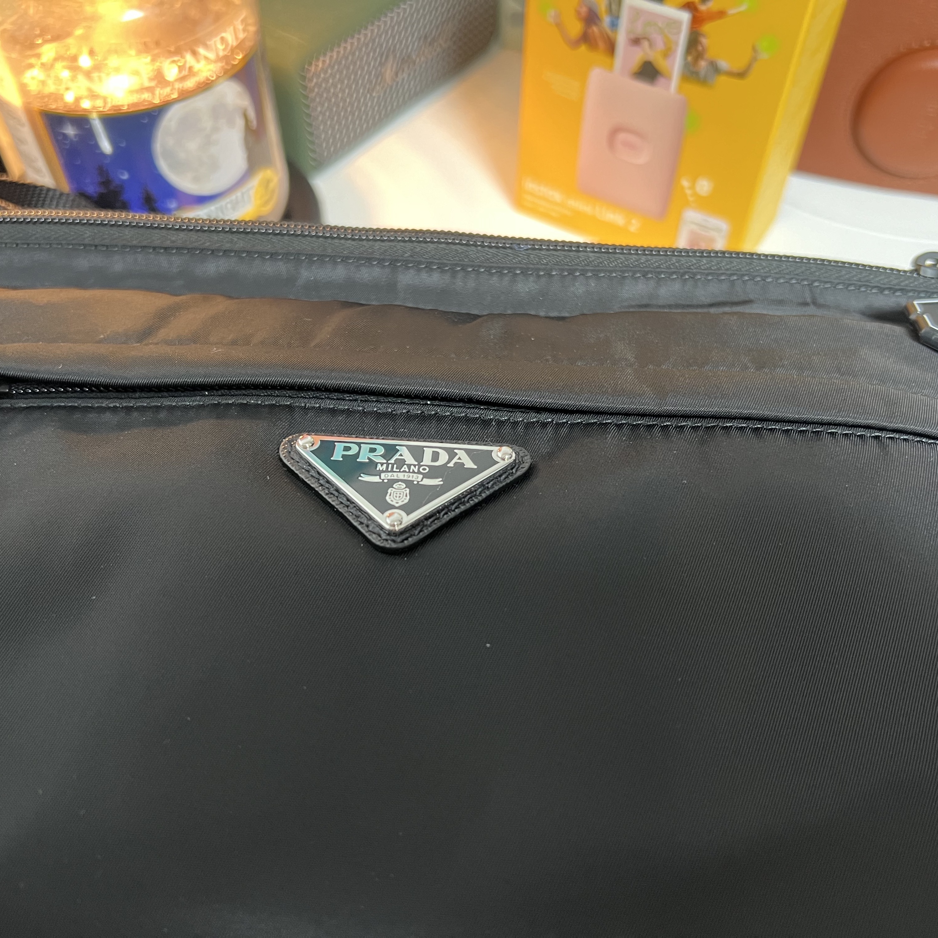 Prada Re-Nylon and Saffiano Leather Shoulder Bag Black 착용 스타일 - 2