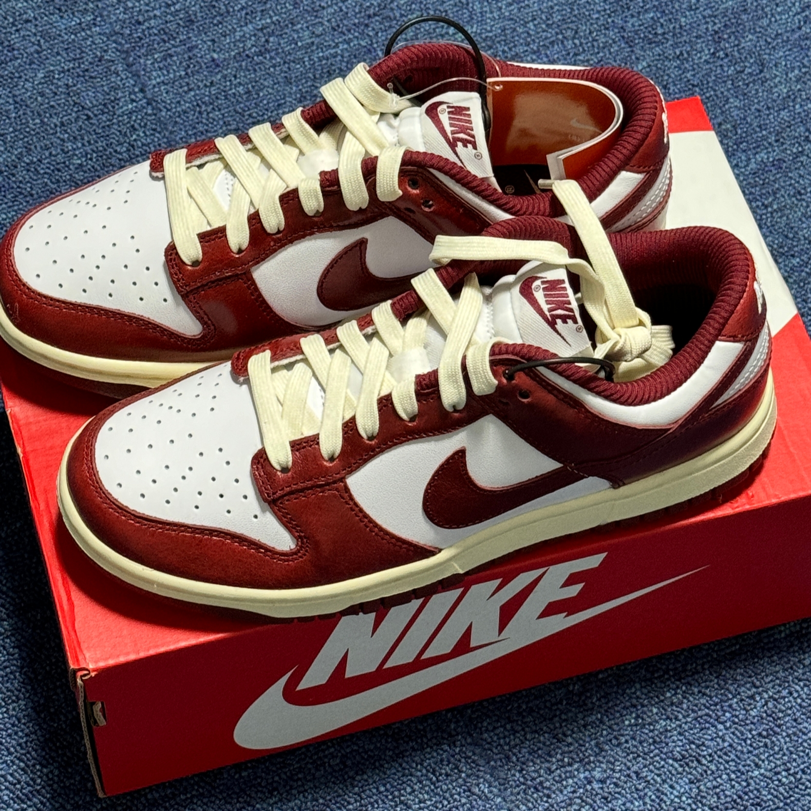 (W) Nike Dunk Low Retro PRM Team Red and White 착용 스타일 - 1