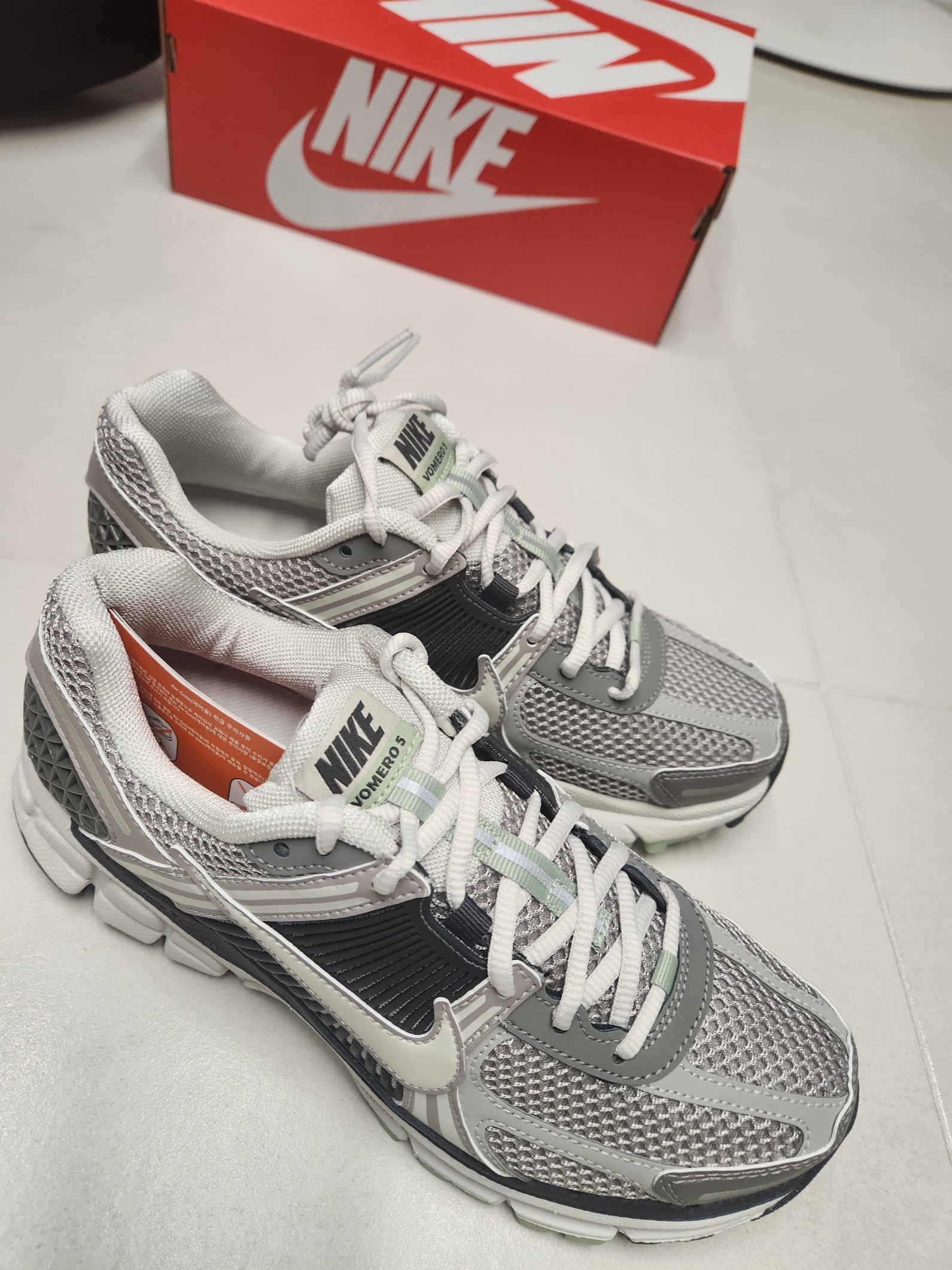 (W) Nike Zoom Vomero 5 Cobblestone and Flat Pewter 착용 스타일