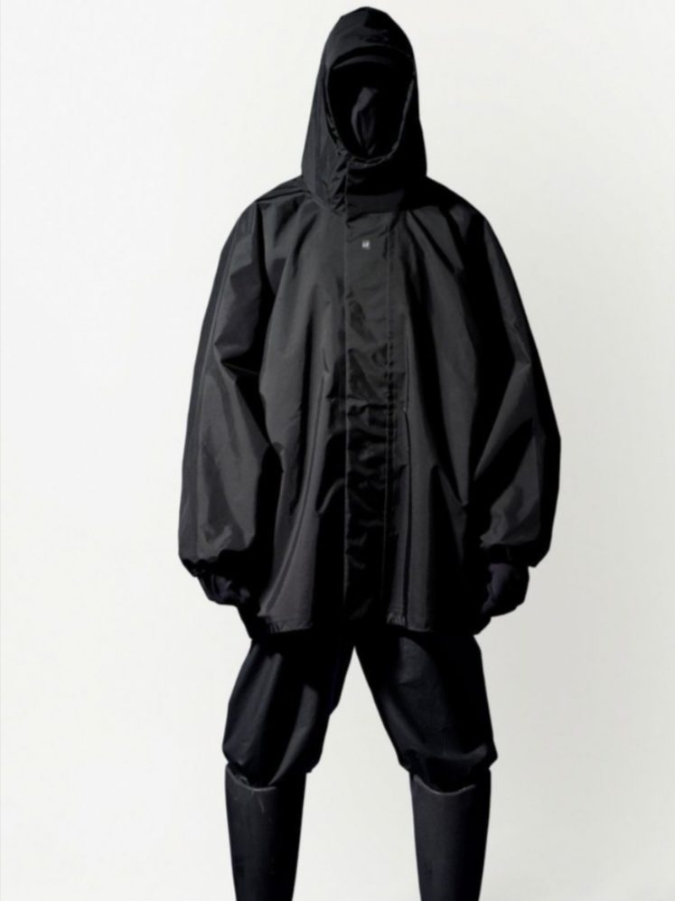 Yeezy Gap Engineered By Balenciaga T-Cut Parka Black 착용 스타일 - 1