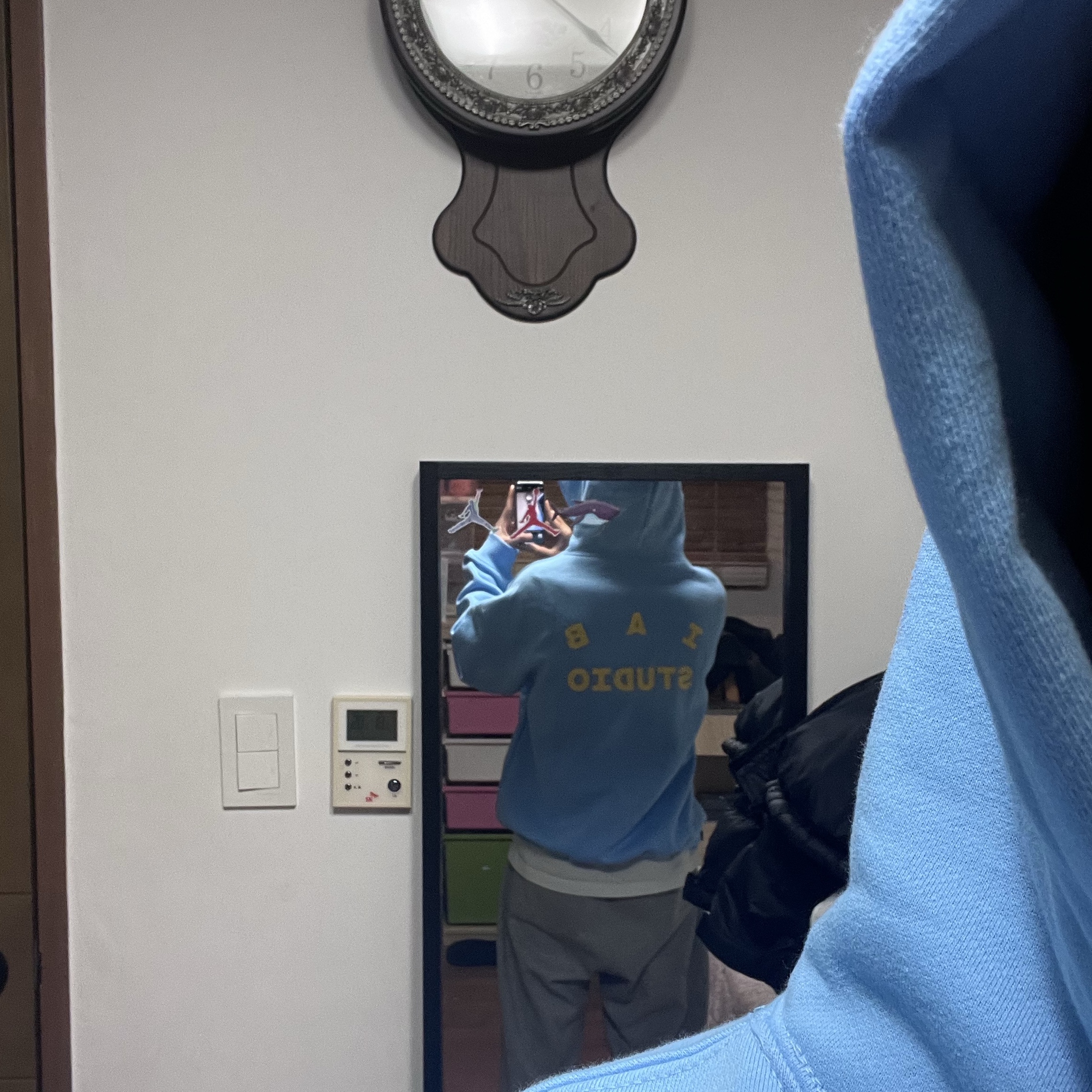 IAB Studio Hoodie Sky Blue Lemon 착용 스타일 - 1