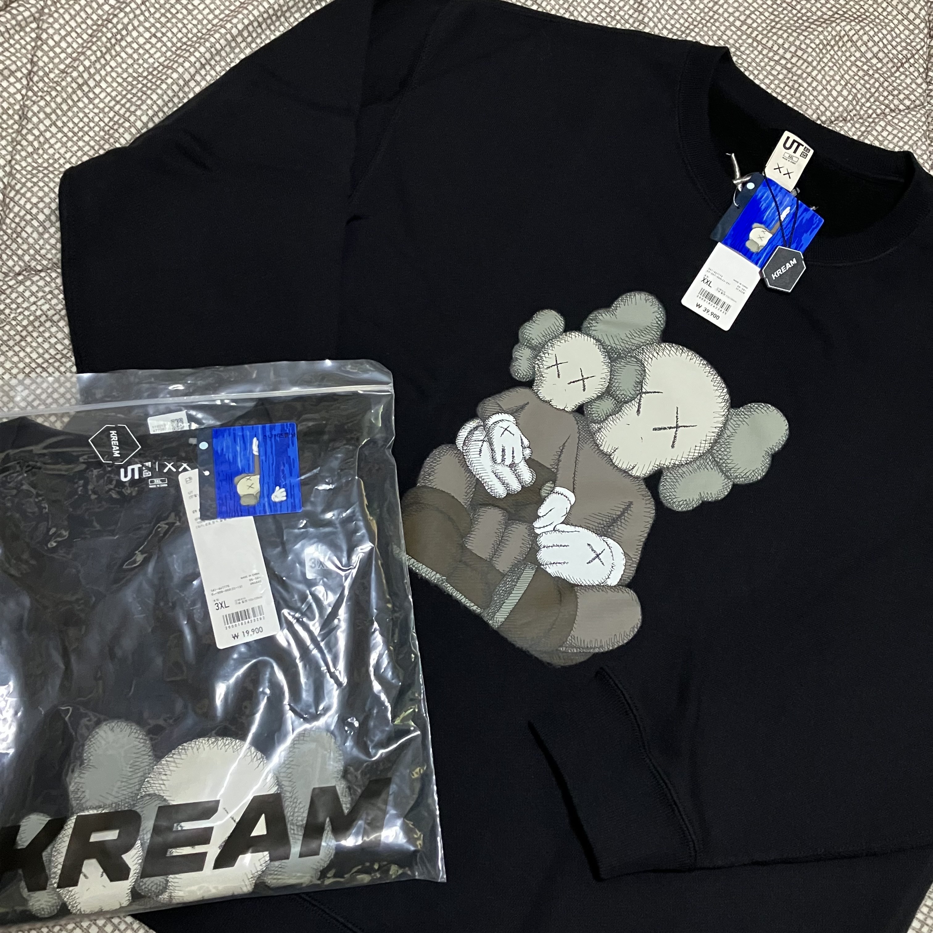 Uniqlo UT x Kaws Long Sleeve Sweatshirt Black, Nike x Supreme Air Force 1 Low Flax 착용 스타일 - 2