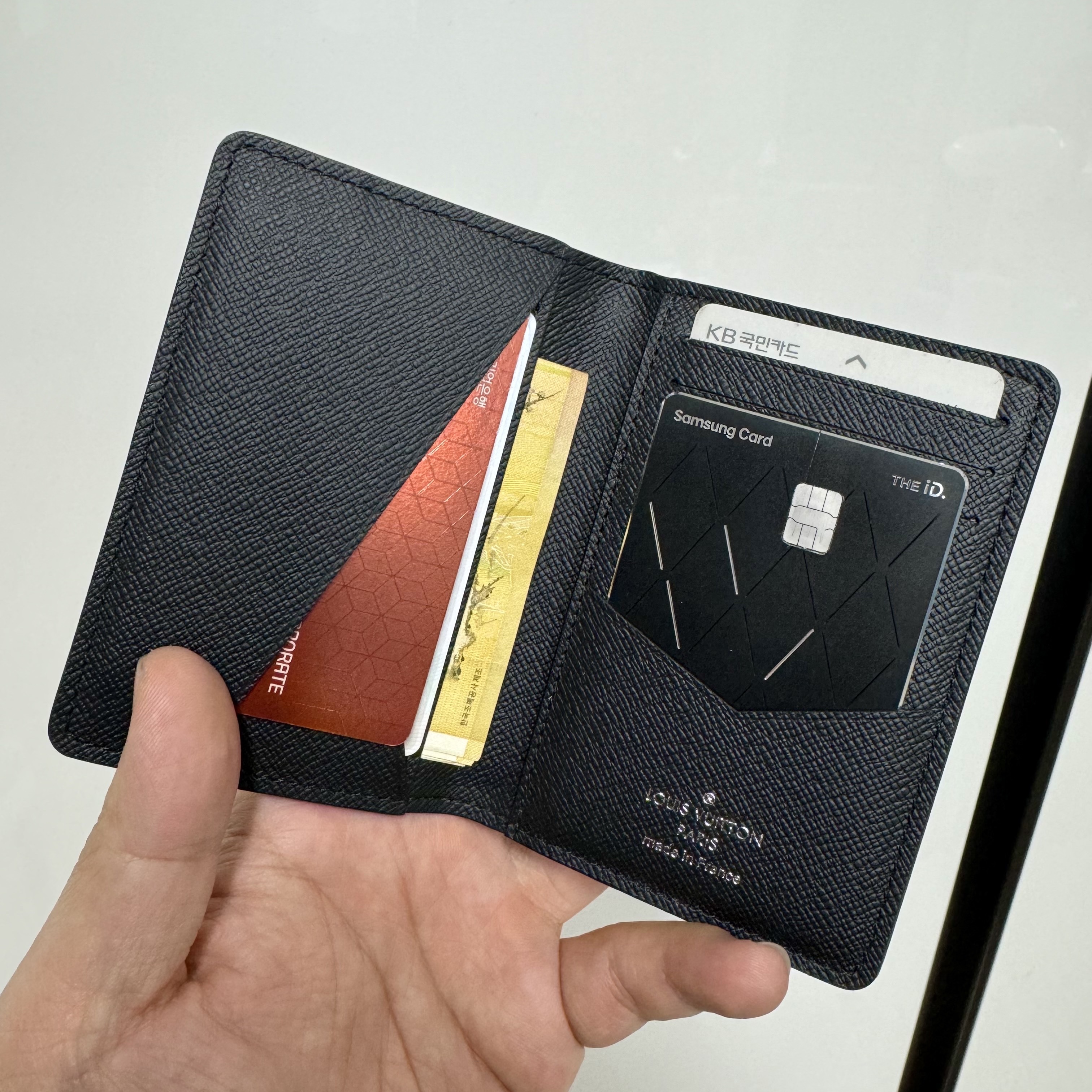 Louis Vuitton Pocket Organizer Monogram Eclipse 착용 스타일 - 2