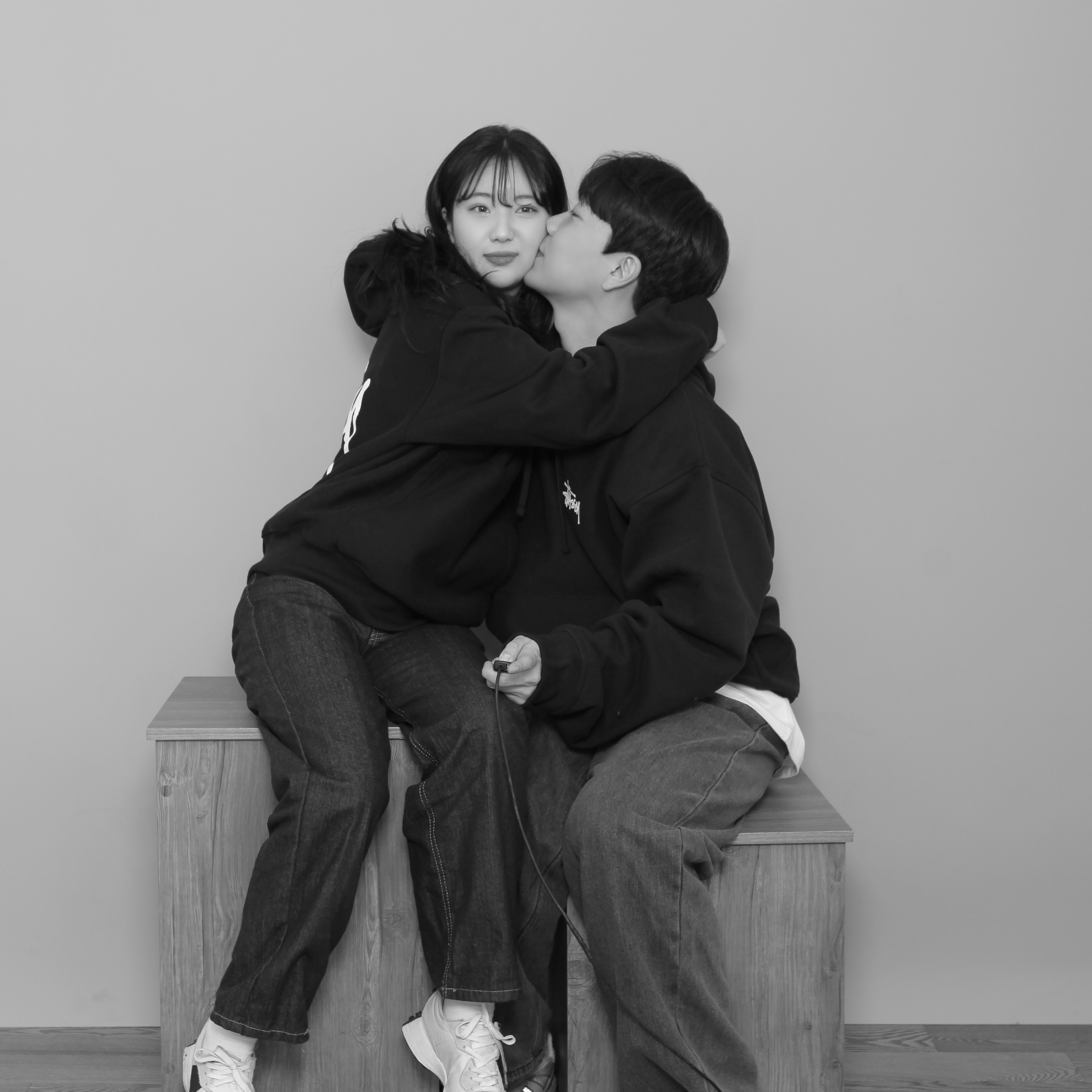 Stussy Basic Stussy Hoodie Black 2023, New Balance 990v5 Made in USA Grey - D Standard 착용 스타일 - 3