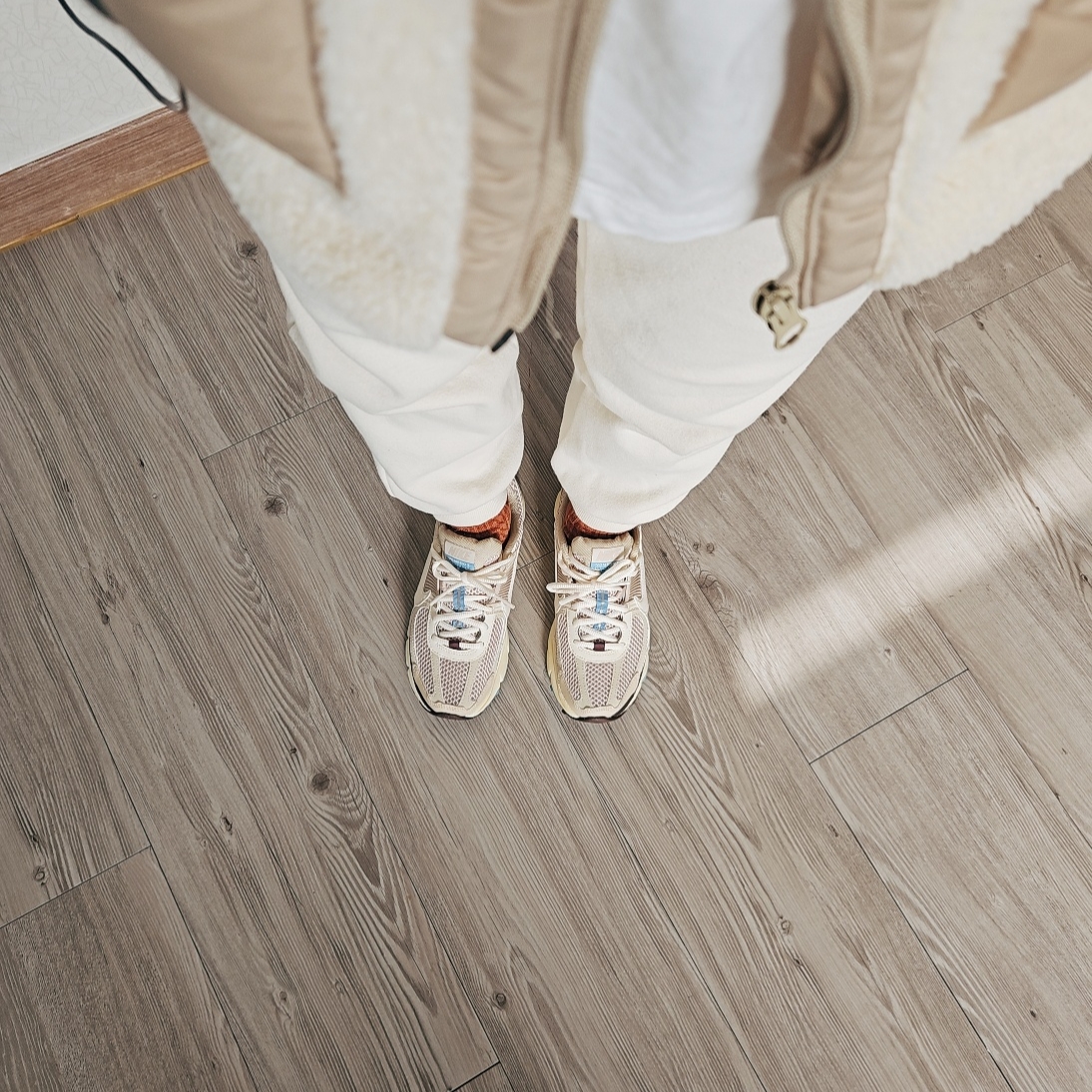 (W) Nike Zoom Vomero 5 Oatmeal 착용 스타일