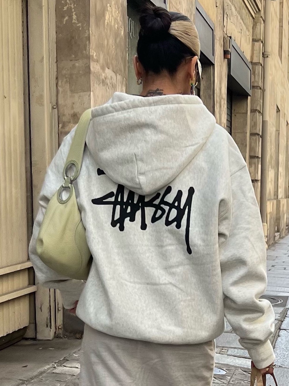 Stussy Basic Stussy Hoodie Ash Heather 2023, Stussy Basic Stussy Hoodie Black 2023 착용 스타일 - 2