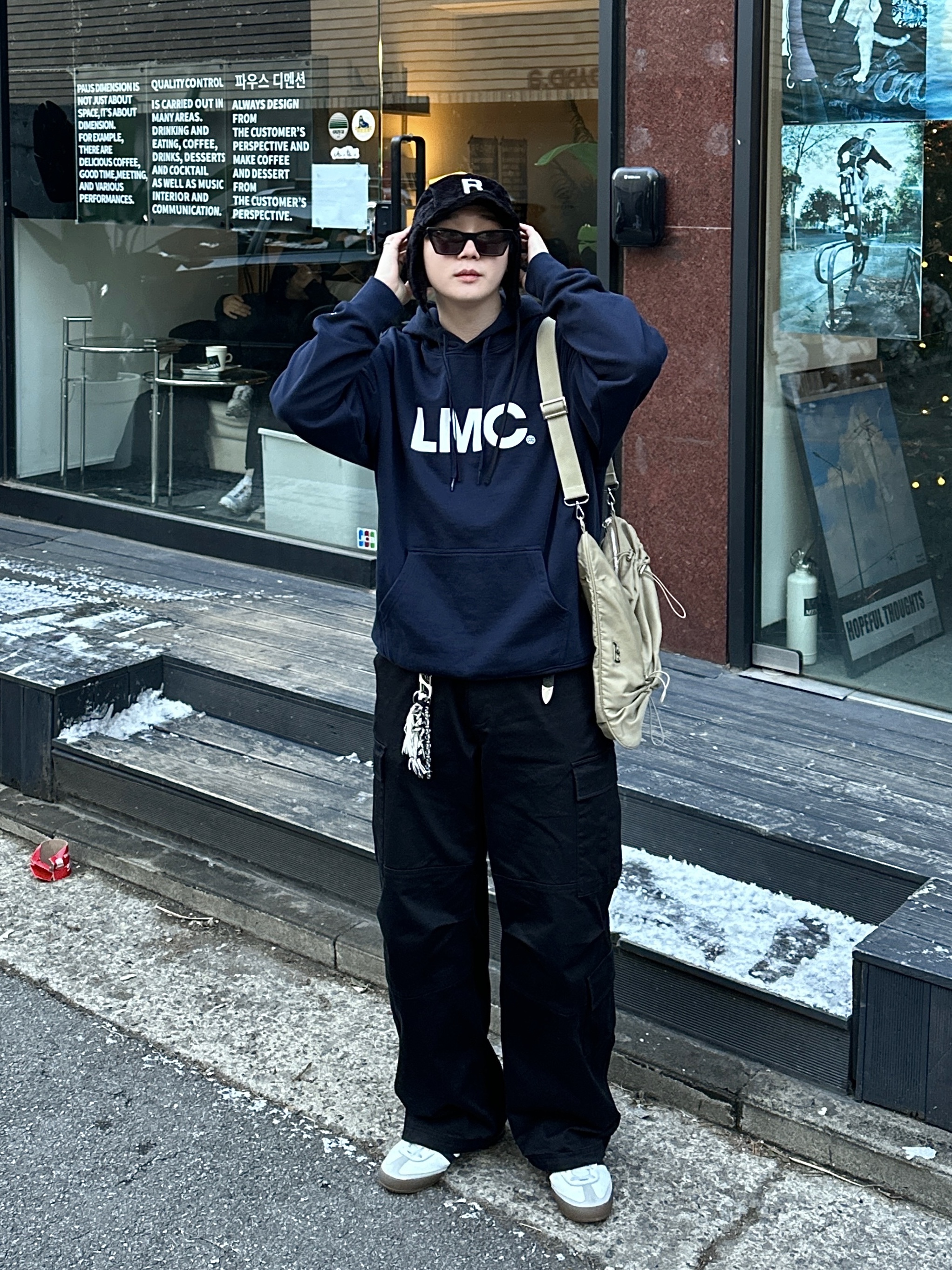Supreme Webbing Keychain Green Camo - 23SS, Adidas Jeans Cloud White Collegiate Navy Gum 착용 스타일 - 2