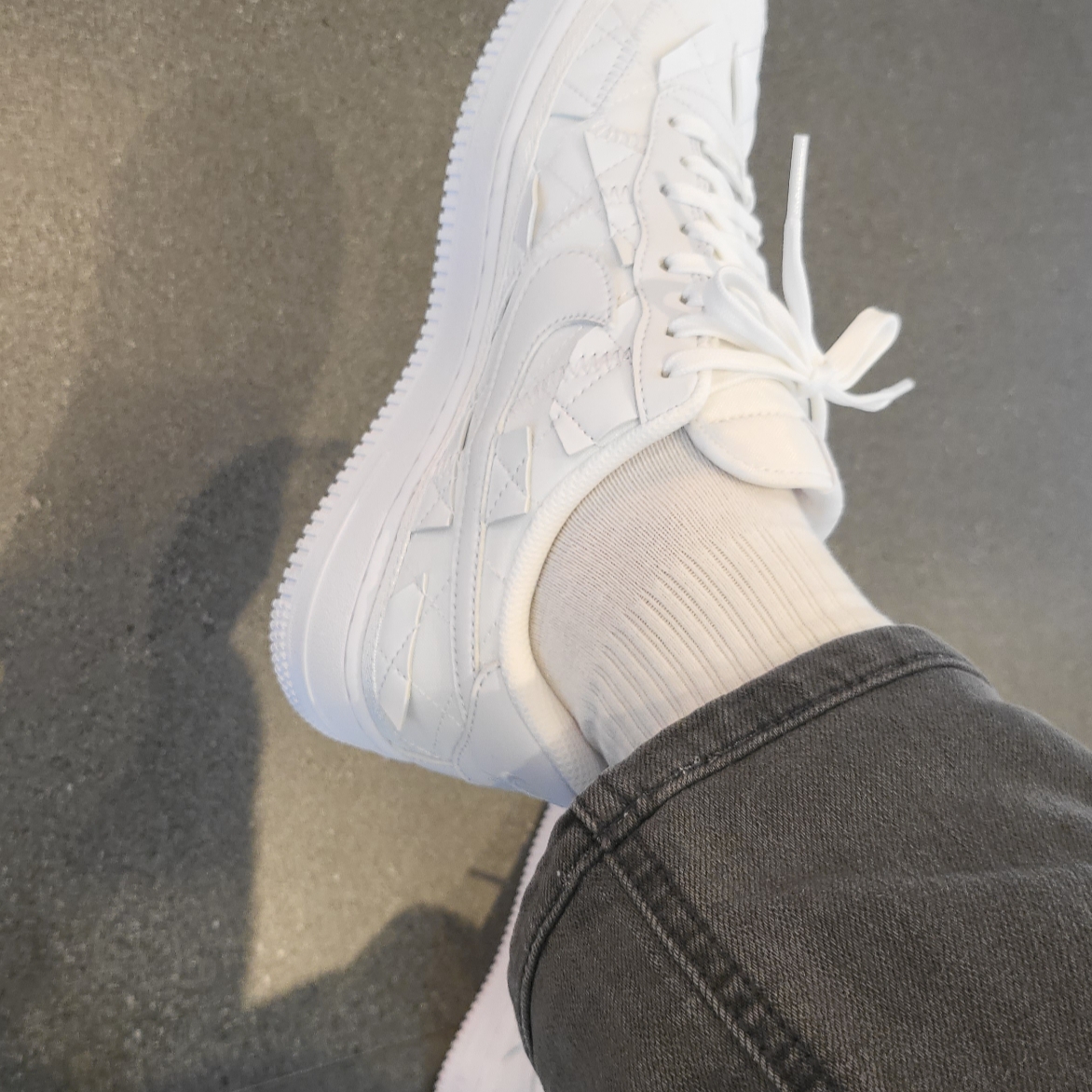 Nike x Billie Eilish Air Force 1 Low SP Triple White 착용 스타일 - 3