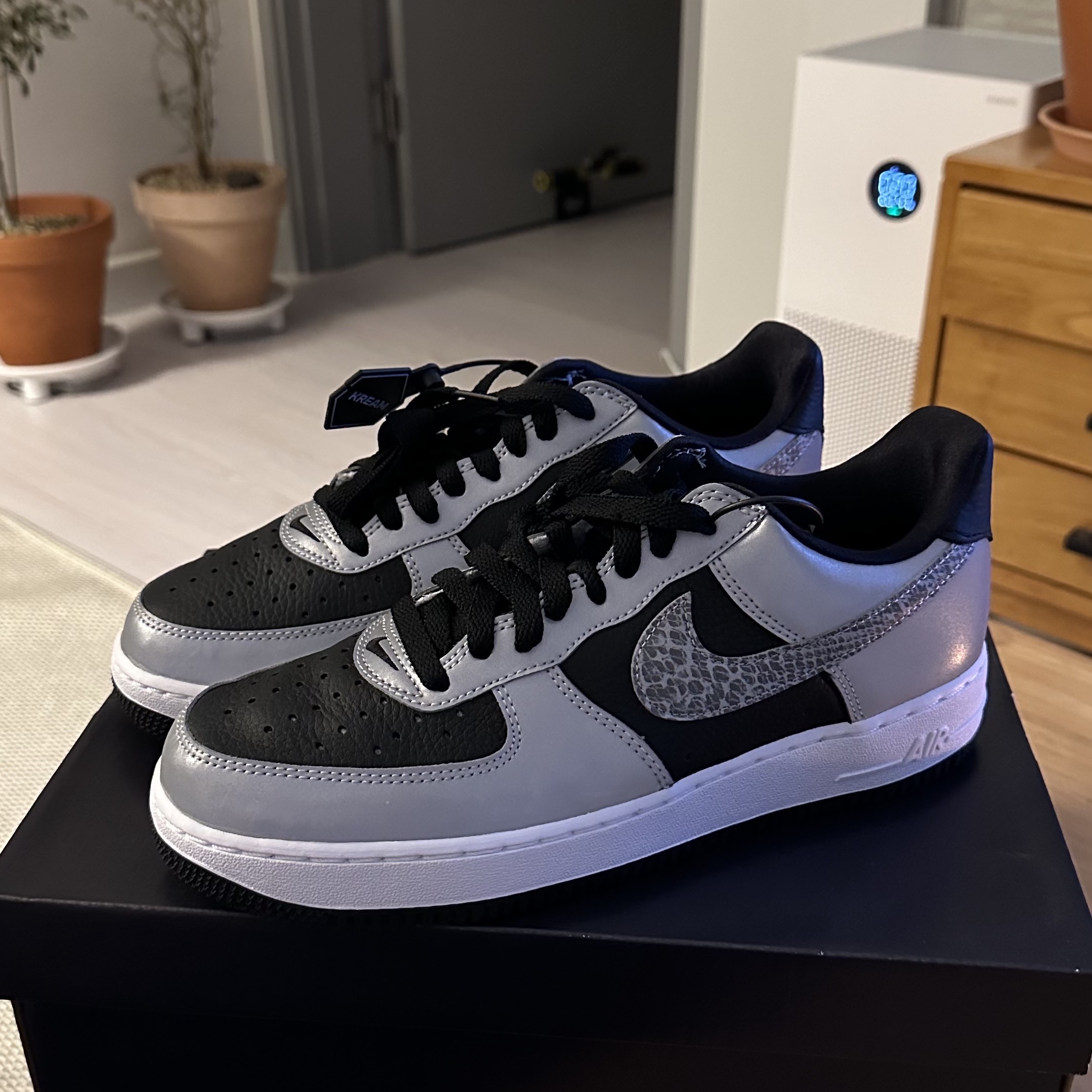 Nike Air Force 1 B Silver Snake 착용 스타일 - 1