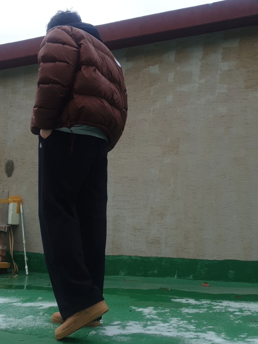 The North Face 1996 Retro Nuptse Jacket Dark Oak, Nike Air Force 1 '07 WB Flax 착용 스타일