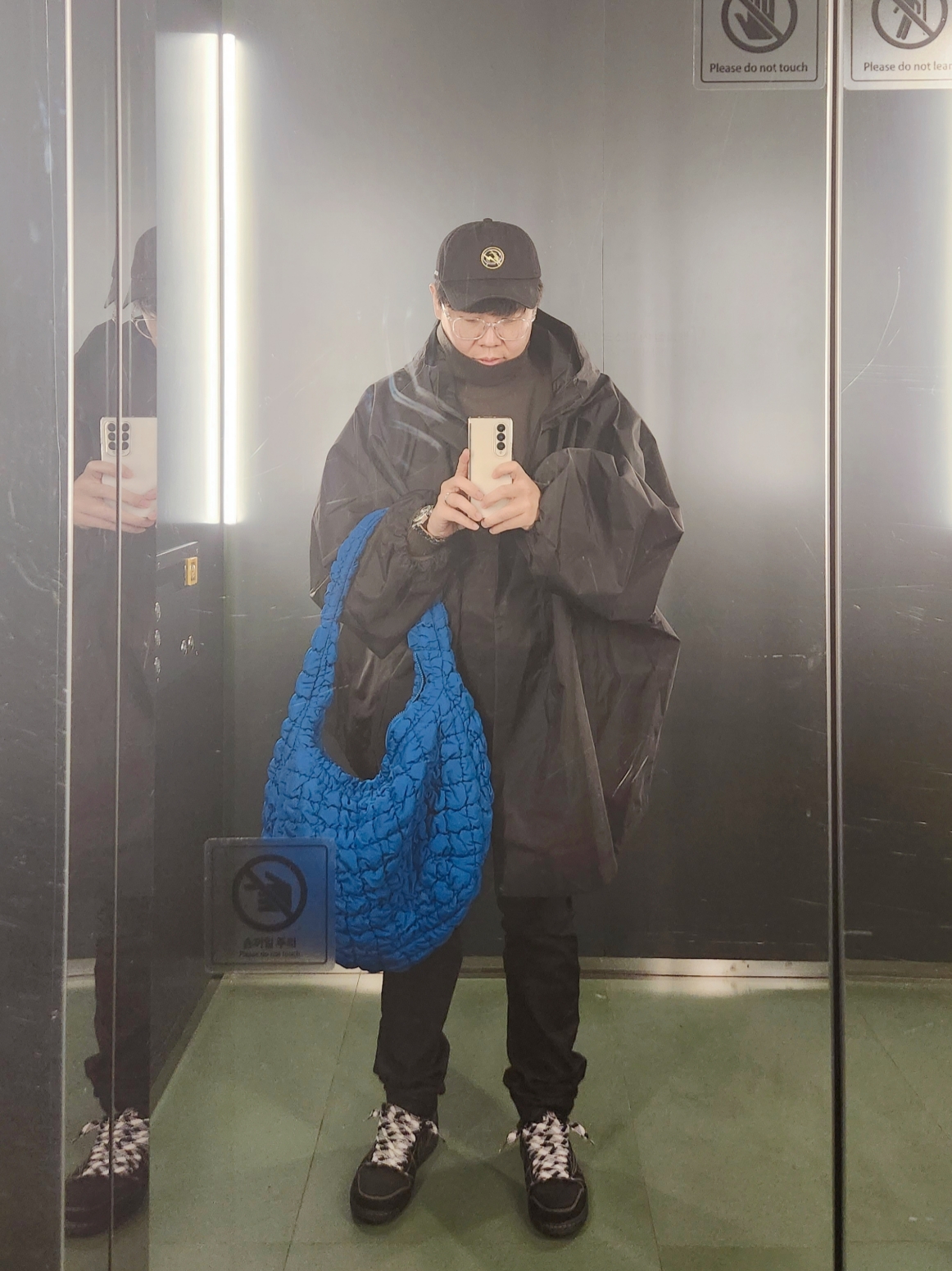 Yeezy Gap Engineered By Balenciaga T-Cut Parka Black, Jordan 1 x Travis Scott Retro Low OG SP Black Phantom 착용 스타일