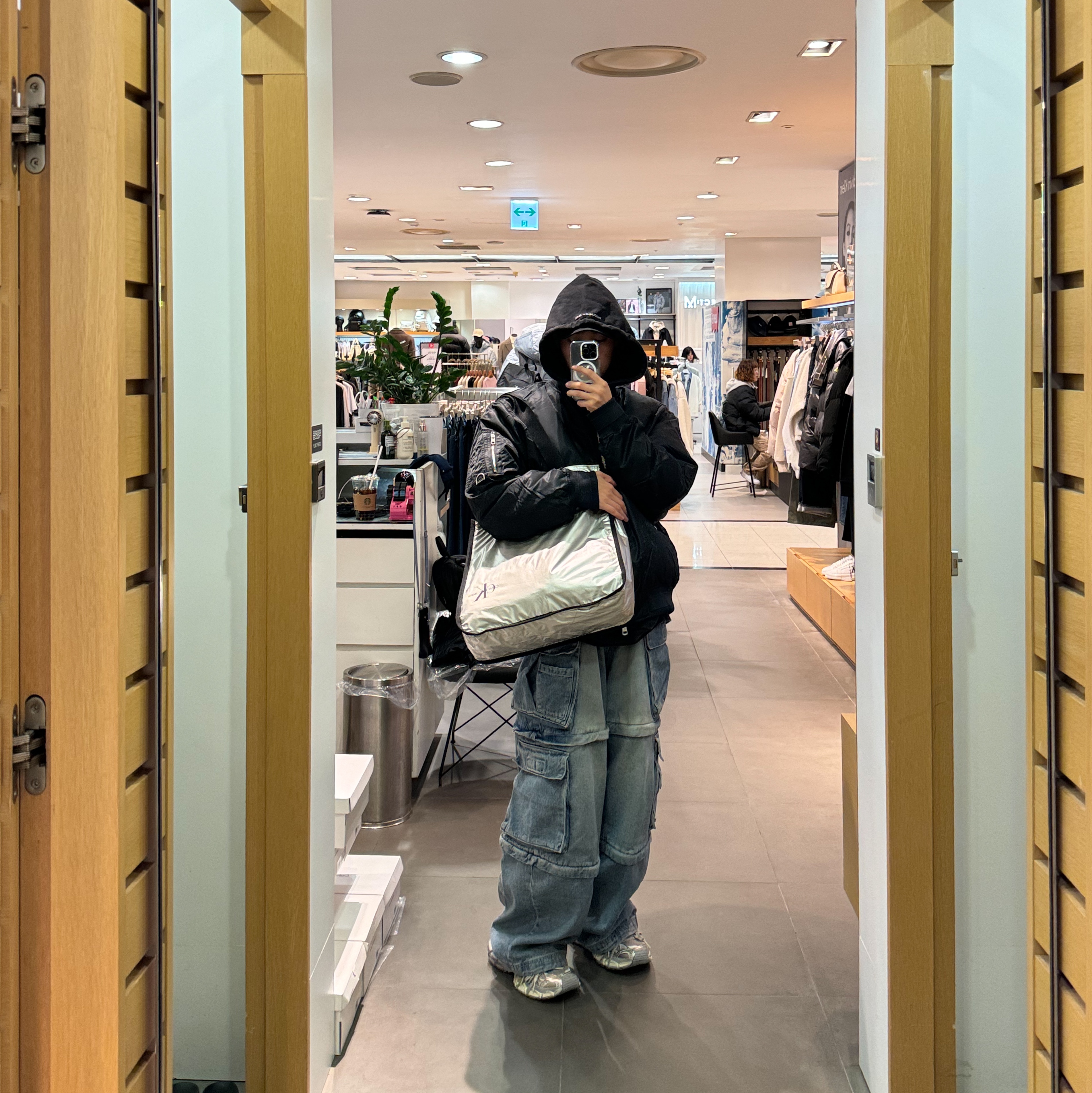 Balenciaga 3XL Sneakers Light Beige, Project G/R Oversized Convertible Cargo Pants Blue 착용 스타일