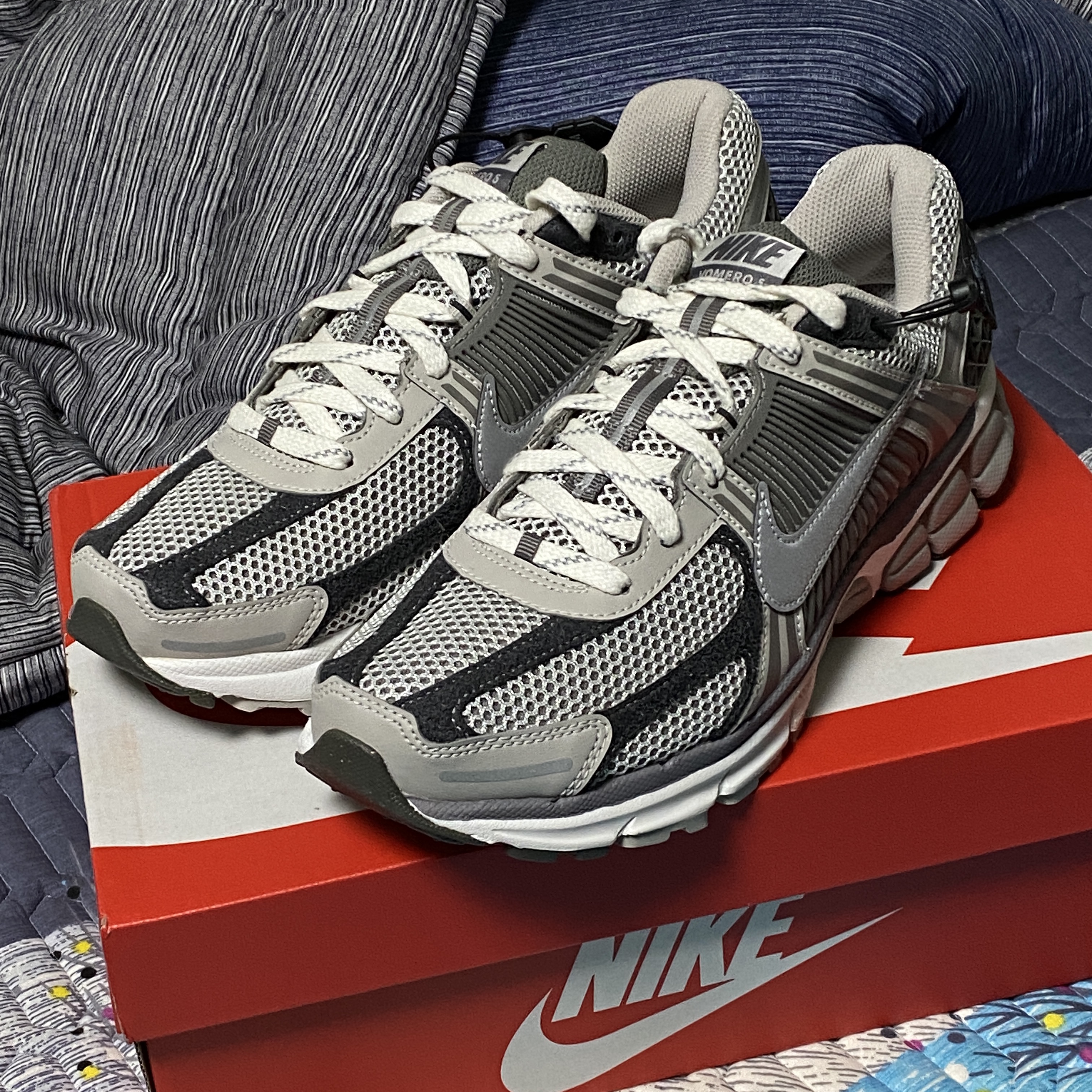 Nike Zoom Vomero 5 PRM Light Iron Ore and Flat Fewter 착용 스타일