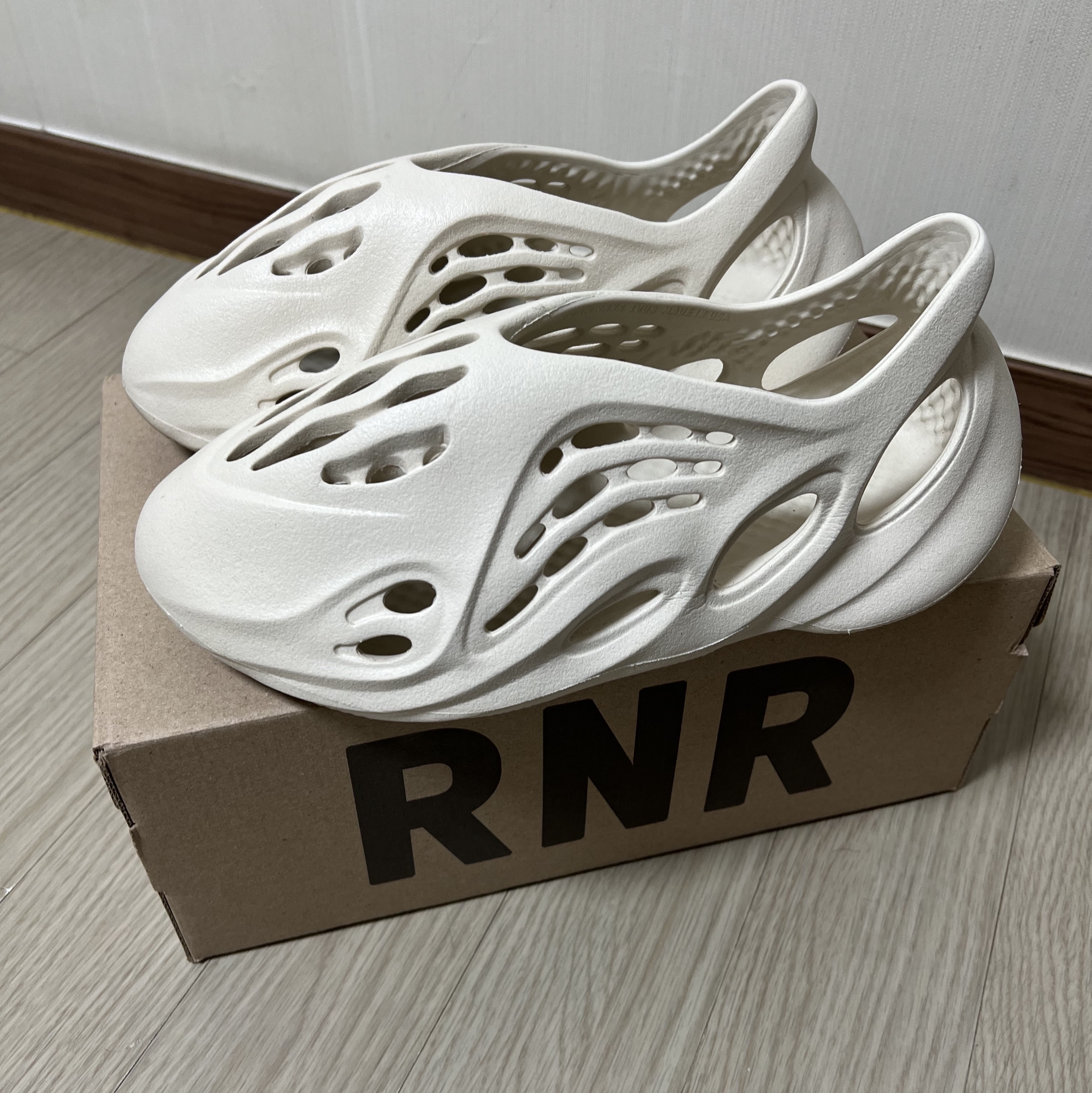 Adidas Yeezy Foam RNNR Sand 착용 스타일