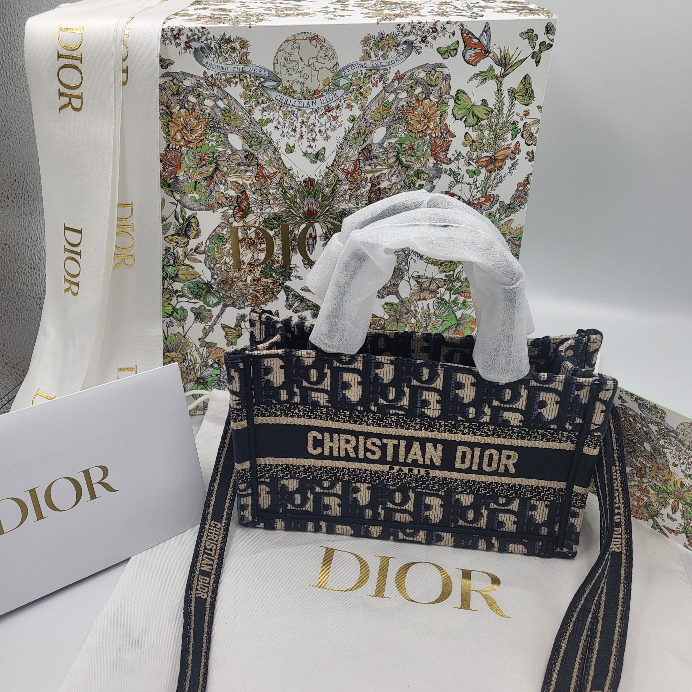 Mini Dior Book Tote with Strap Blue Beige Oblique Embroidery 착용 스타일 - 1