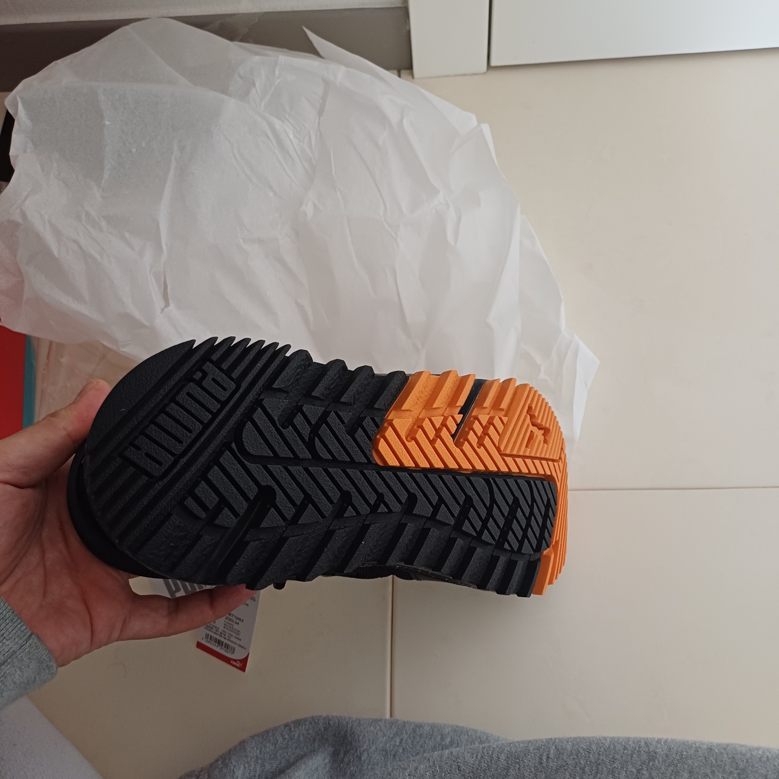 Puma Pacer Future Trail Black Orange Brick 착용 스타일 - 2