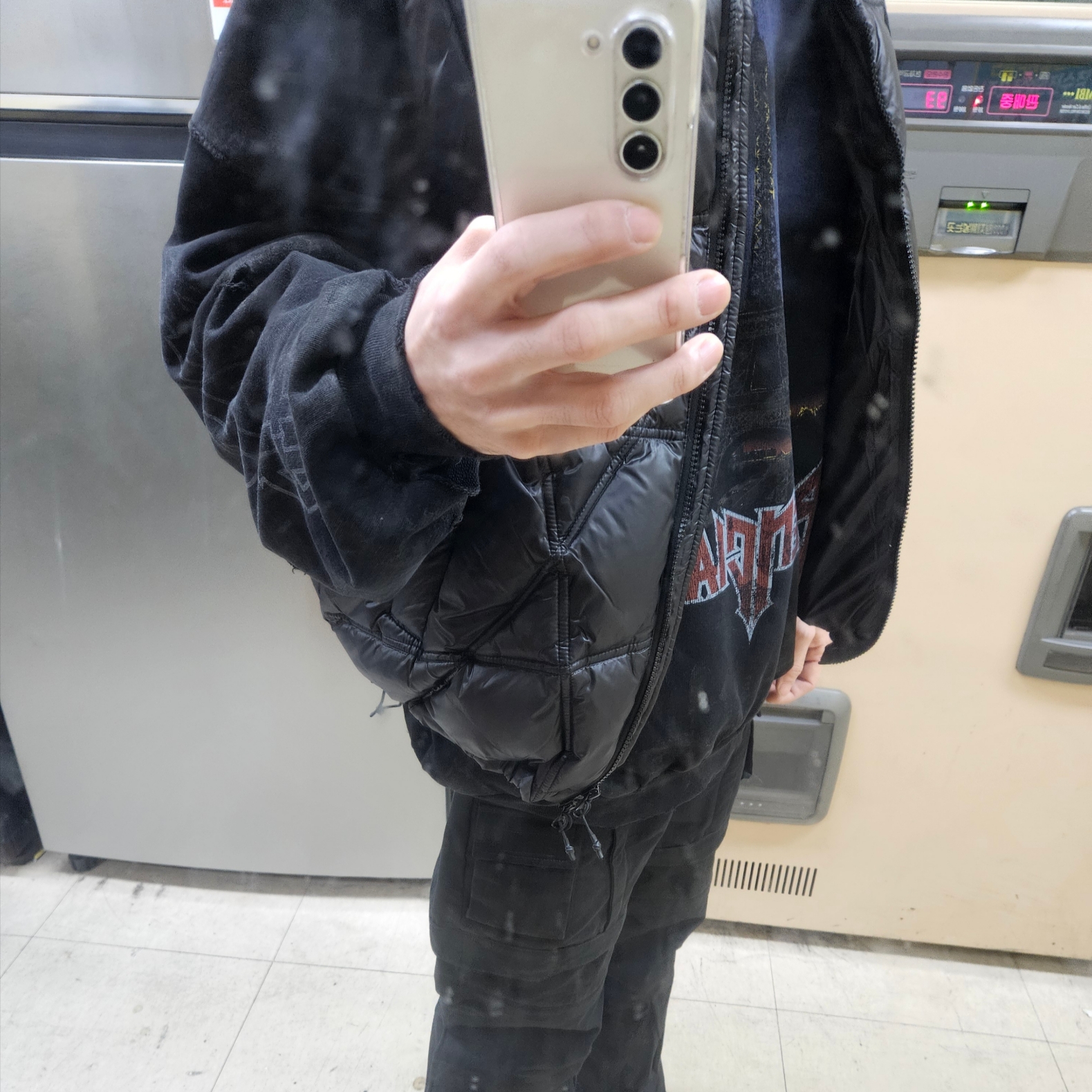 Balenciaga Paris Moon No Pocket Oversized Hoodie Faded Black 착용 스타일 - 1