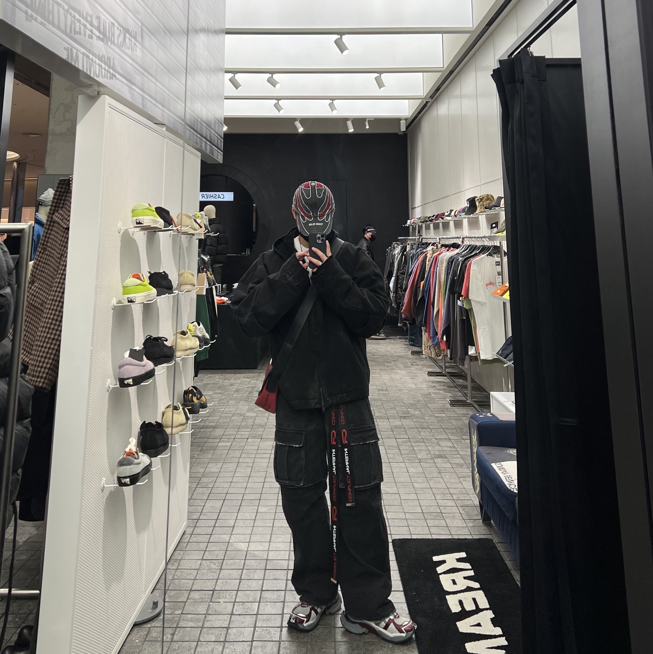 떠그 클럽 쵸퍼 플레임 스터드 캡 레드, 프로젝트 G/R 디스트레스 머드 워크 자켓 블랙 착용 스타일 - 1
