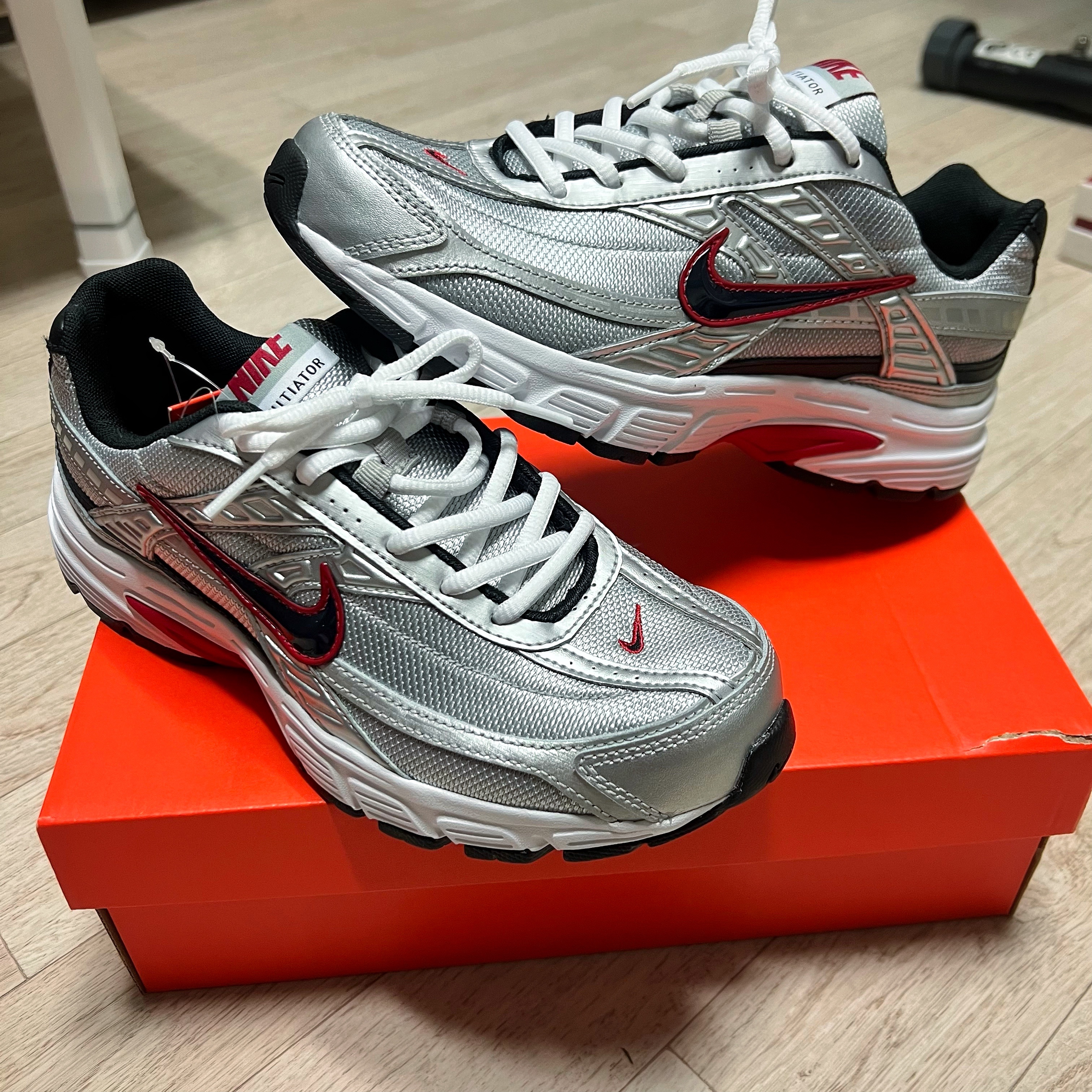 Nike Initiator Metallic Silver Black 착용 스타일