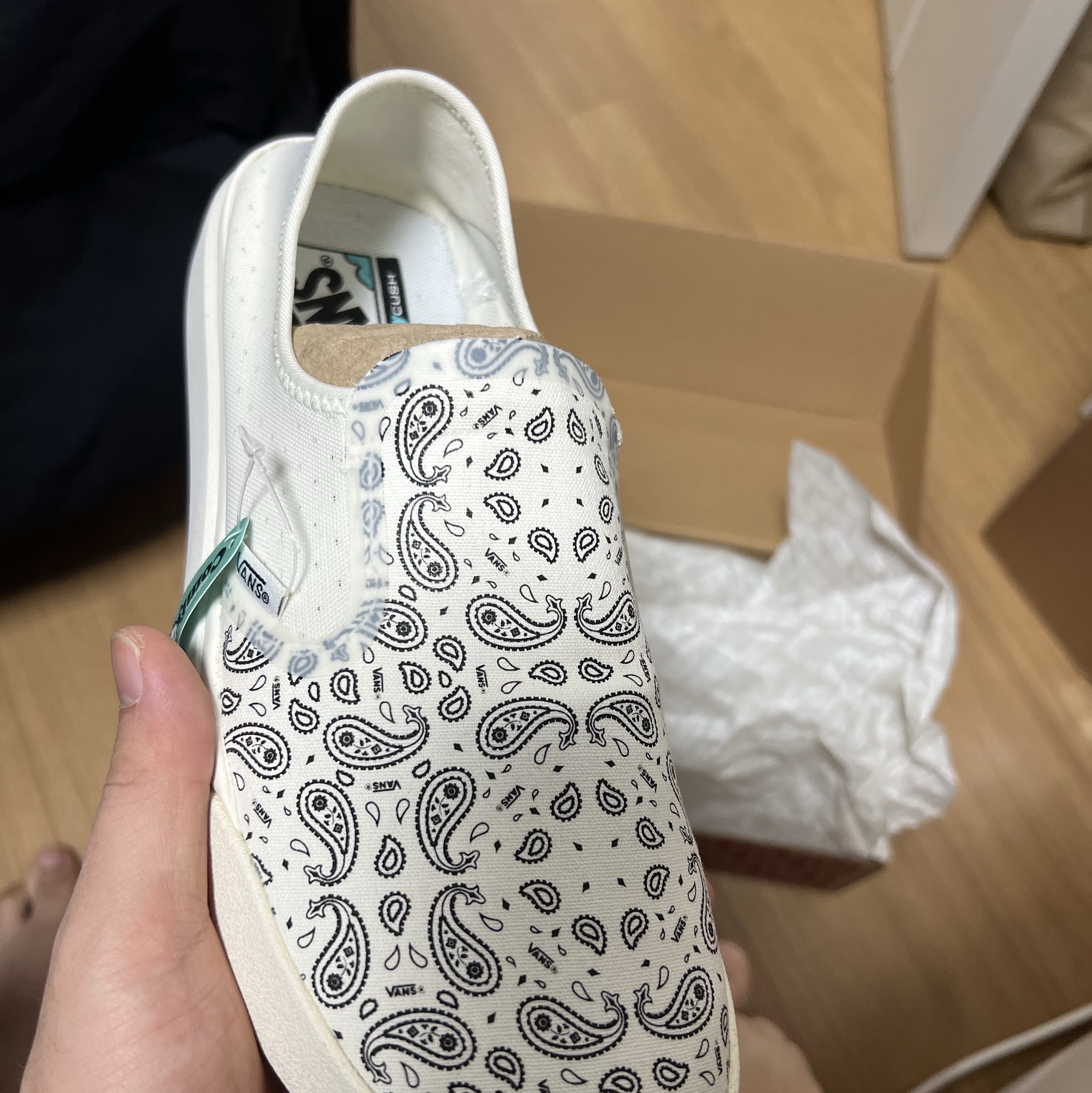 Vans ComfyCush One Bandana Marshmallow White 착용 스타일