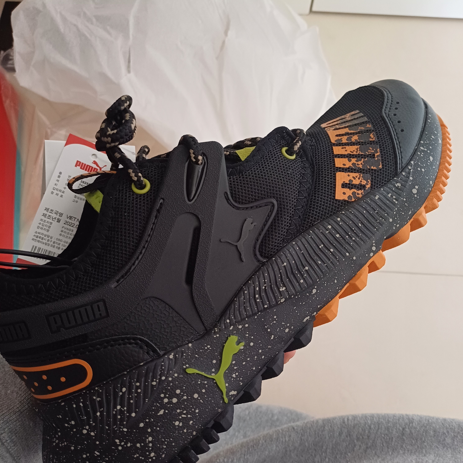 Puma Pacer Future Trail Black Orange Brick 착용 스타일 - 1