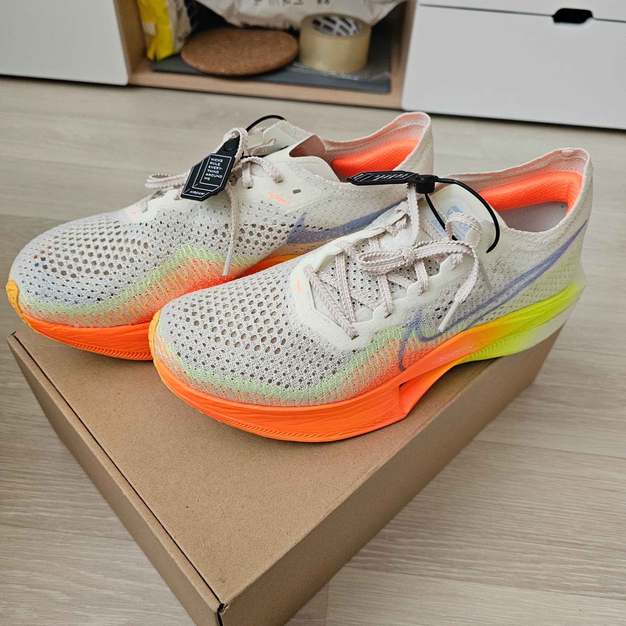 Nike ZoomX Vaporfly Next% 3 Sail Cobalt Bliss Total Orange 착용 스타일 - 1