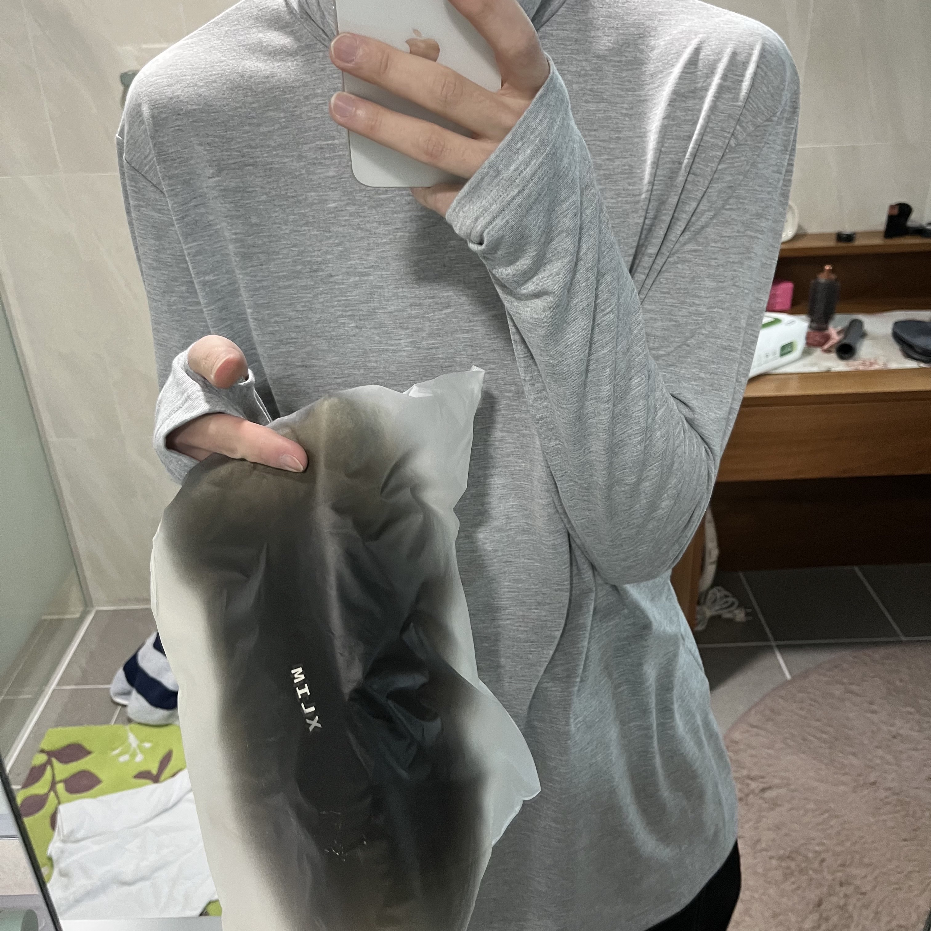 Polyteru Turtle Neck Sleeve Melange Gray 착용 스타일 - 1