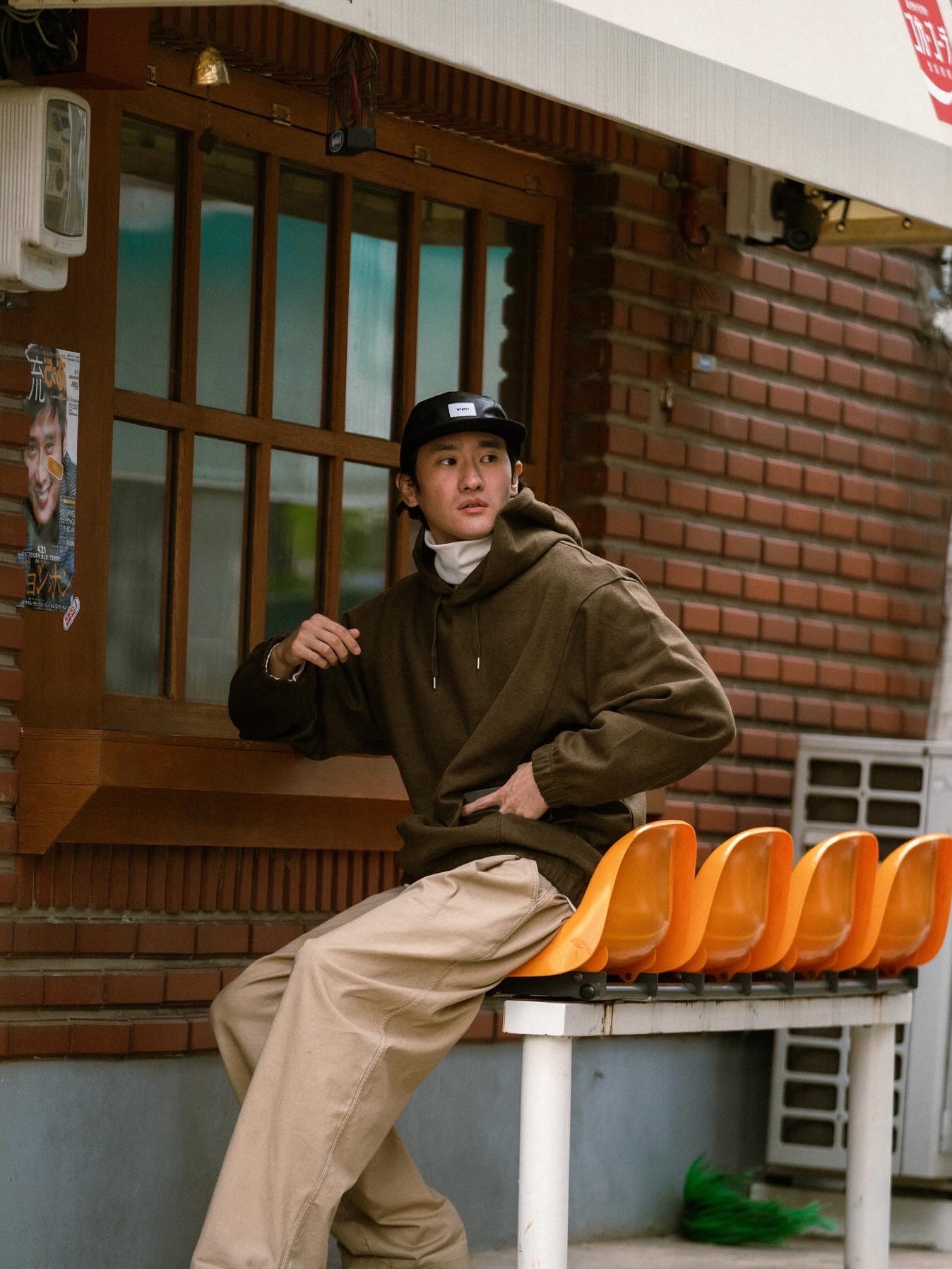 Clarks x Neighborhood Wallabee Boots GTX Black Combi Suede 착용 스타일 - 3