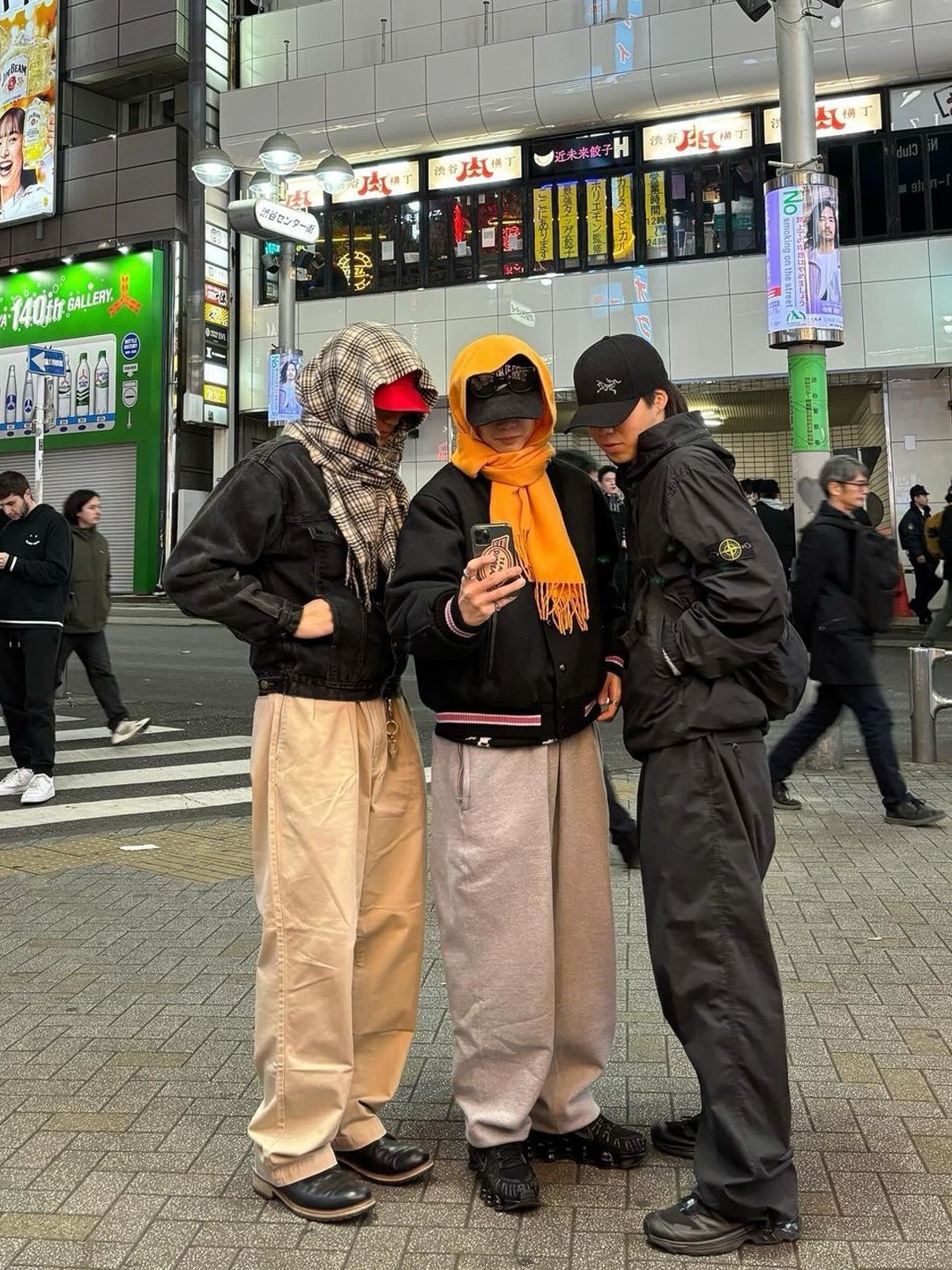 Acne Studios Wool Fringe Muffler Olive Green, Burberry Classic Check Cashmere Muffler Navy 착용 스타일 - 4