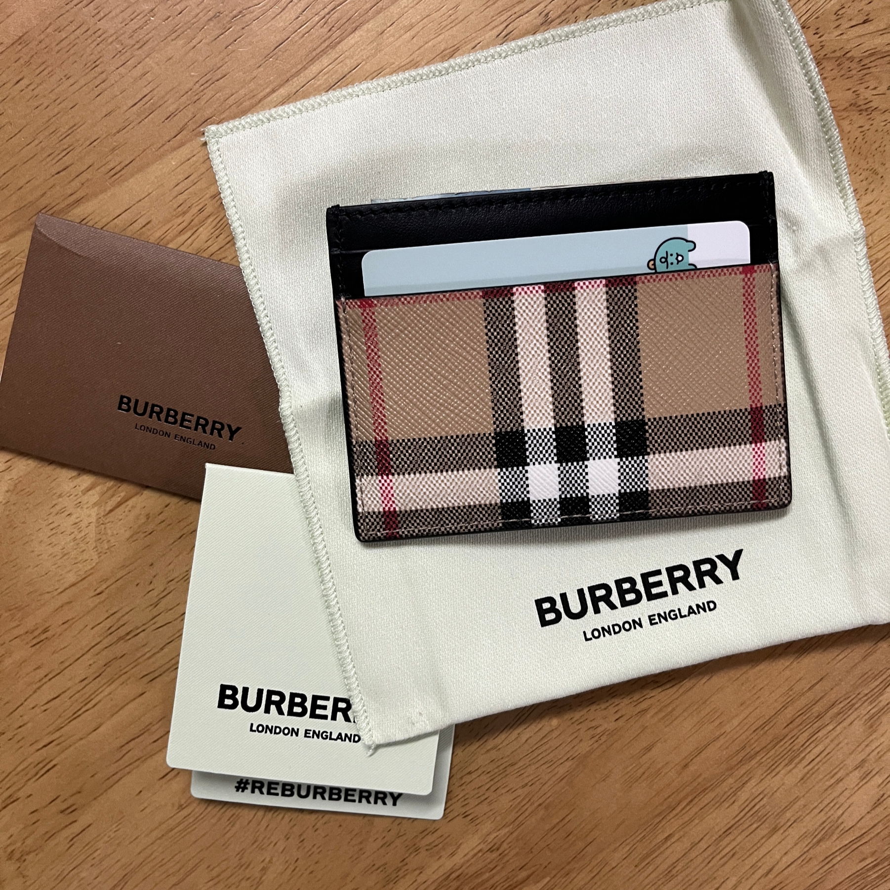 Burberry Vintage Check Leather Card Case Archive Beige Black 착용 스타일
