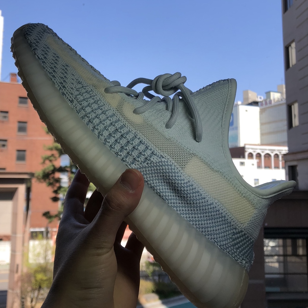 Adidas Yeezy Boost 350 V2 Cloud White - Non-Reflective 착용 스타일 - 2