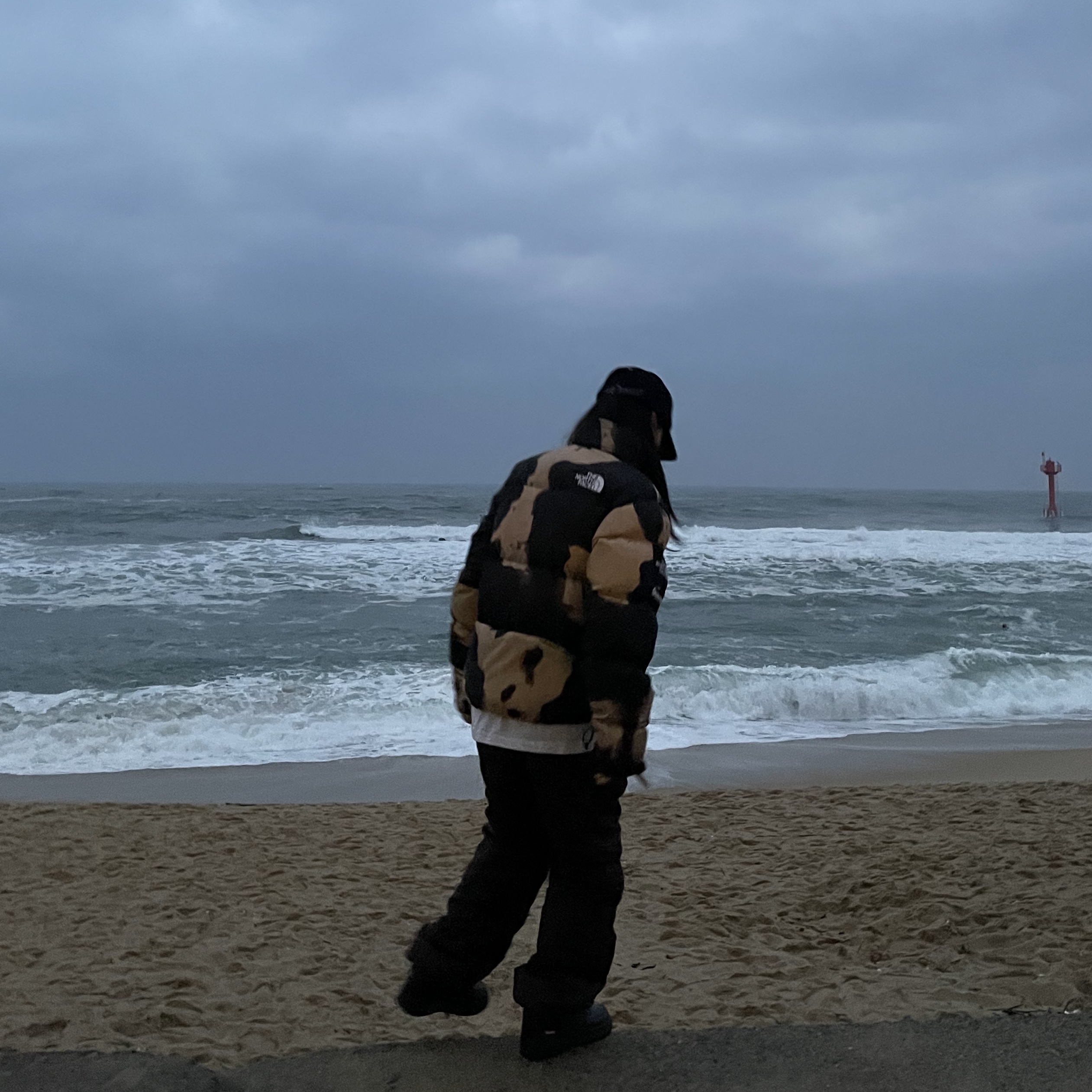 Supreme x The North Face Bleached Denim Print Nuptse Jacket Black - 21FW, Nike x Supreme Air Force 1 Low Black 착용 스타일