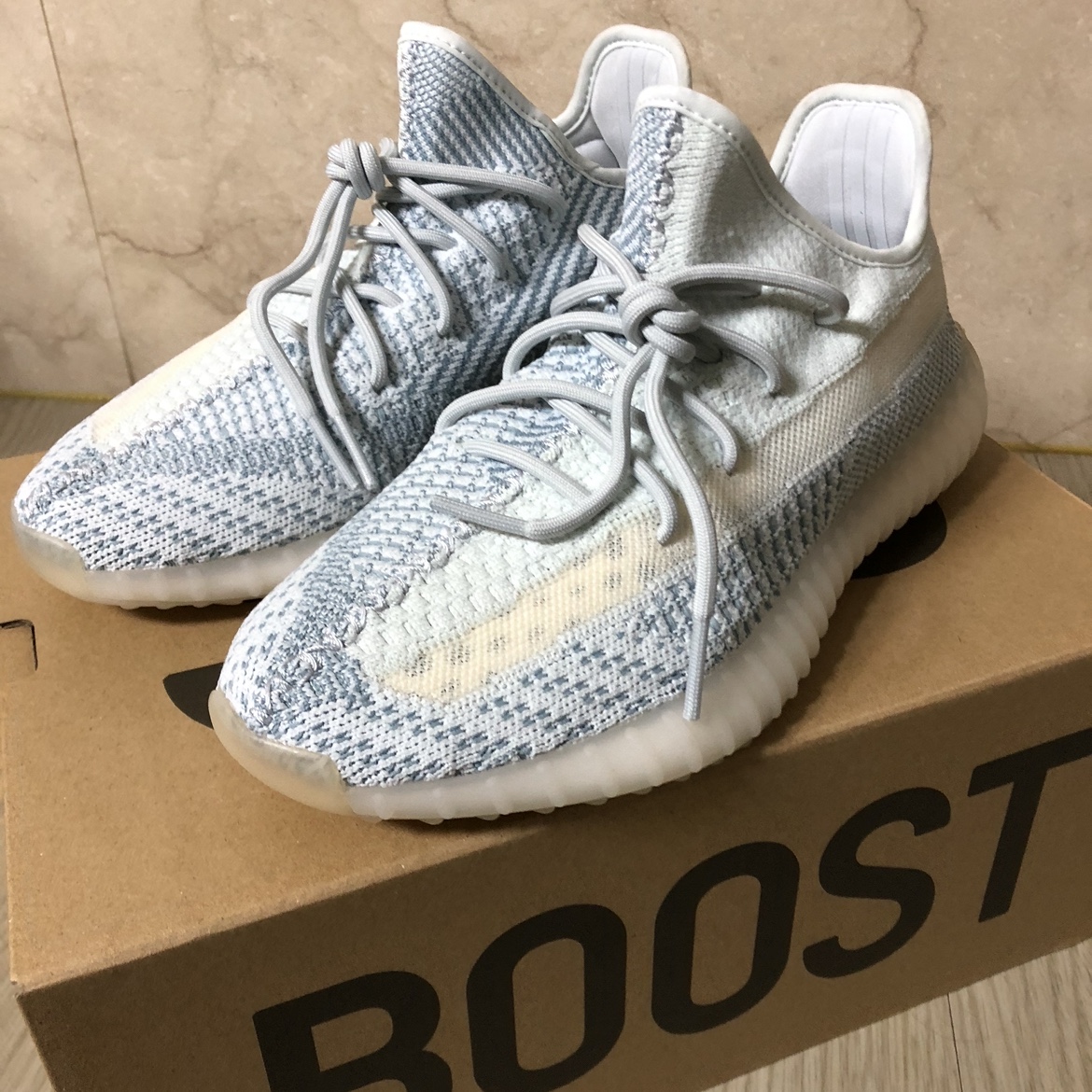 Adidas Yeezy Boost 350 V2 Cloud White - Non-Reflective 착용 스타일 - 1