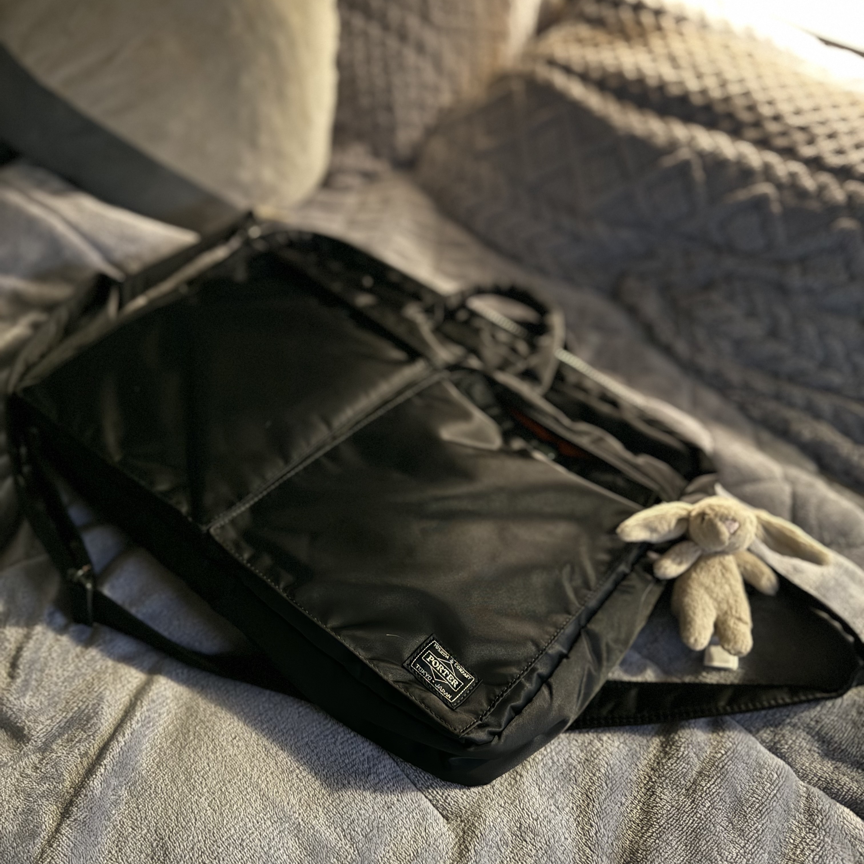 Porter Tanker 2Way Briefcase Black, Jellycat Bashful Bunny Bag Charm Beige 착용 스타일 - 1